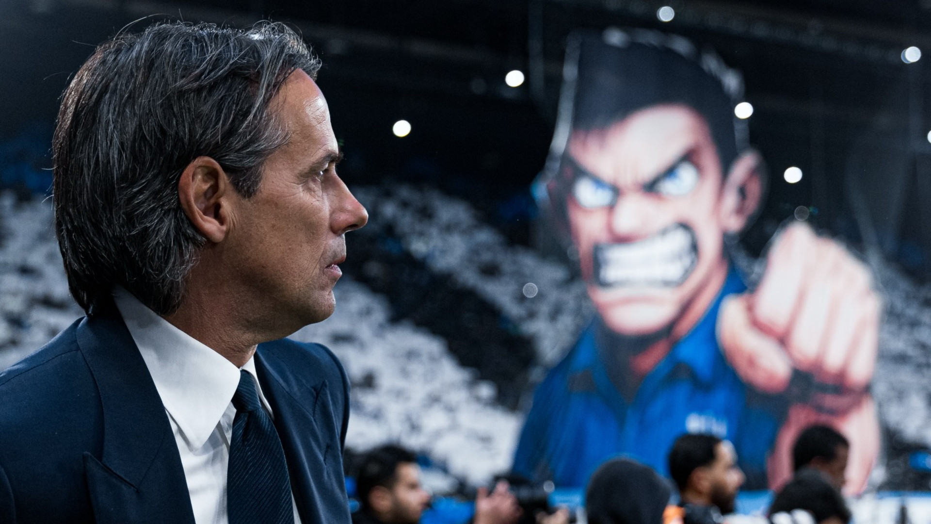 Simone Inzaghi e, sullo sfondo, la coreografia dei tifosi dell'Al Hilal