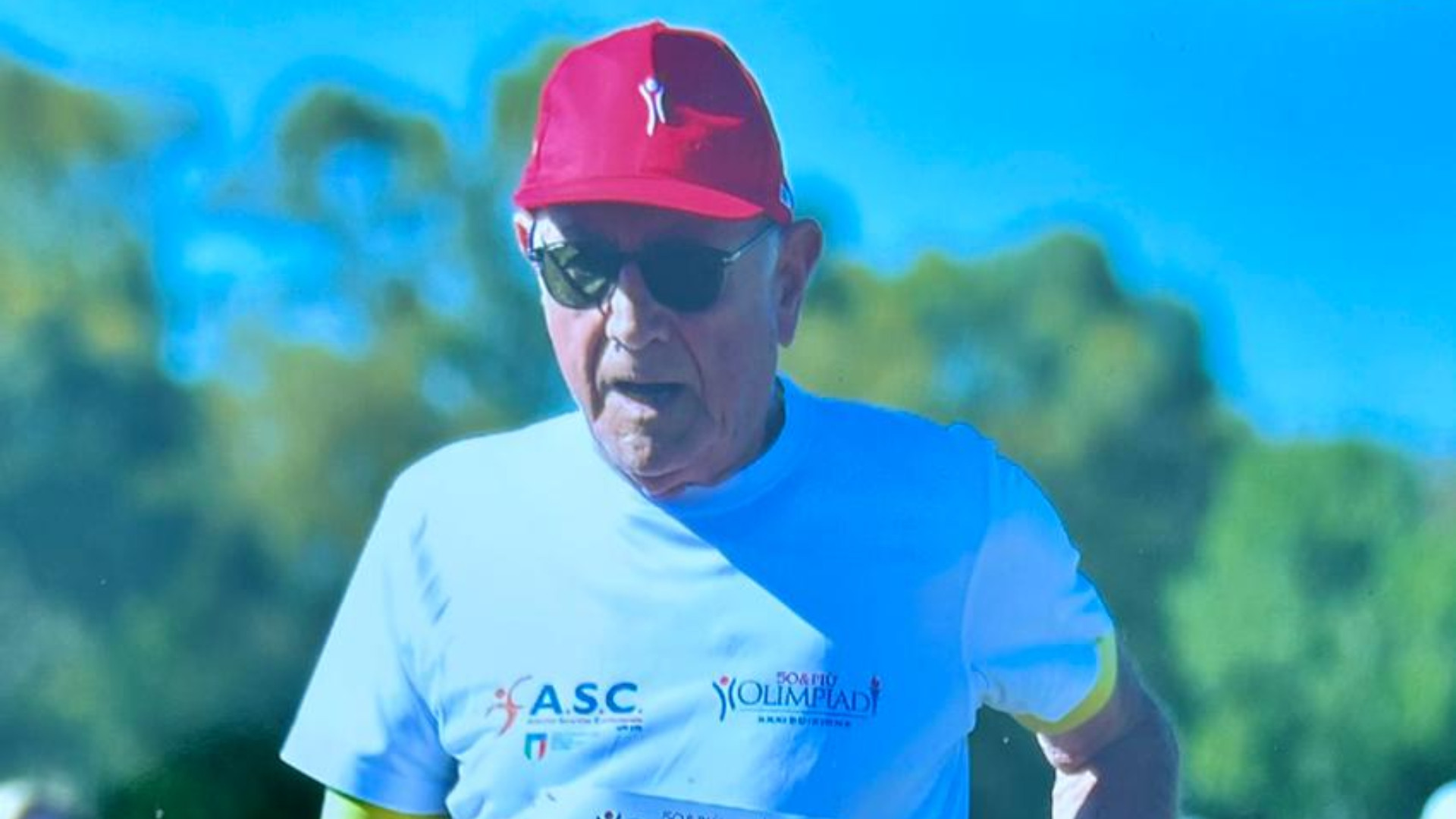 A 90 anni sulla ciclabile di corsa ogni giorno per 10 chilometri