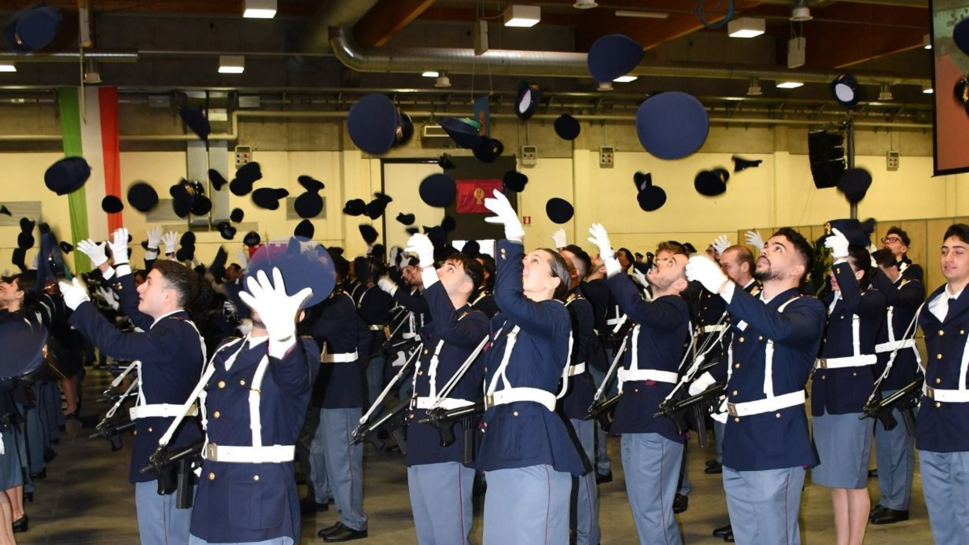 Alta uniforme, rigore e solennità: giuramento per 236 poliziotti