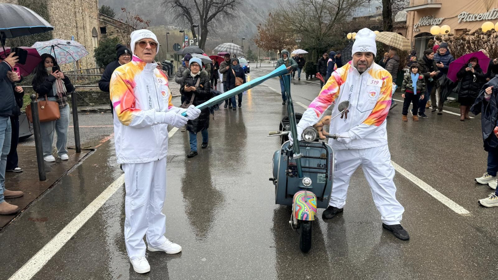 Festa a Bobbio per la fiaccola olimpica. Transito in vespa