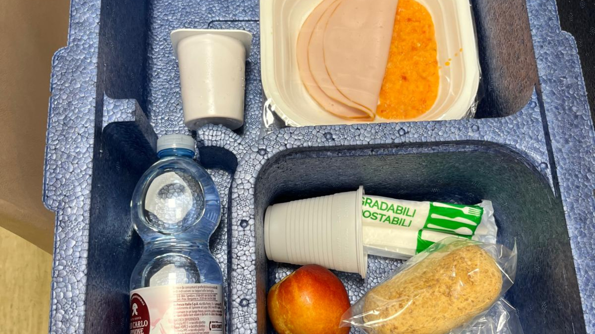 La razione di un pasto servito al personale dell'ospedale di Castel San Giovanni