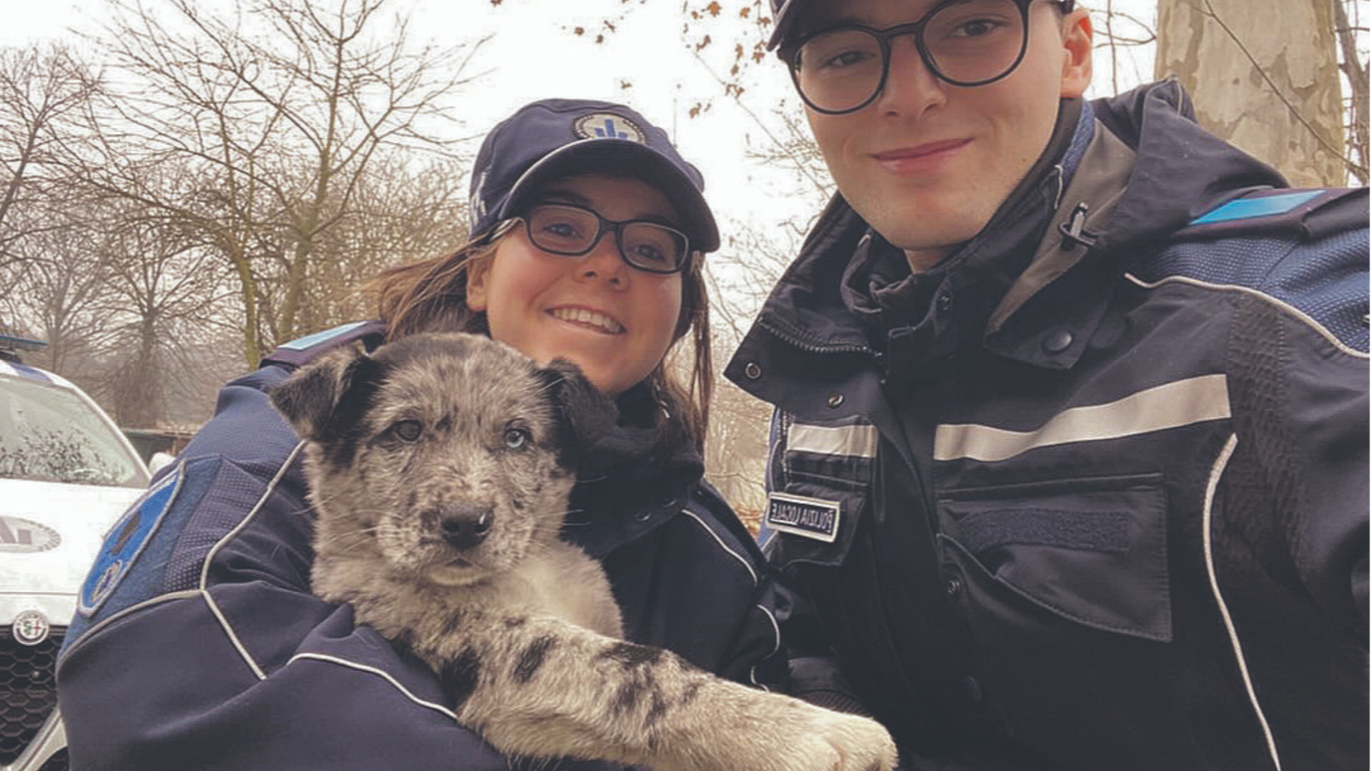 Gli agenti Valentina Nocera e Riccardo Dallacasagrande con il cucciolo
