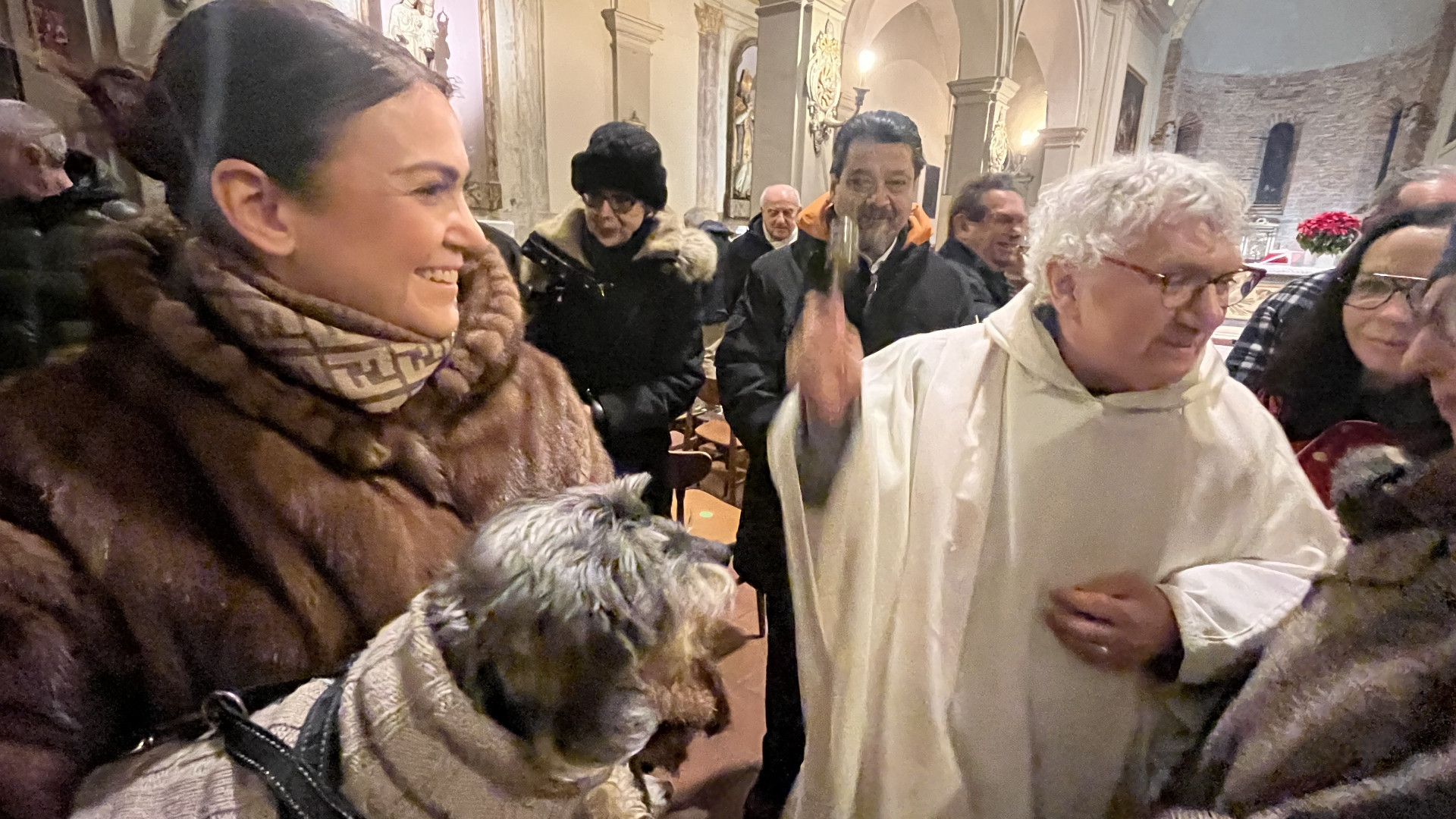 La benedizione impartita agli animali da don Mauro Stabellini nella chiesa di San Dalmazio - © Libertà/Elisabetta Paraboschi