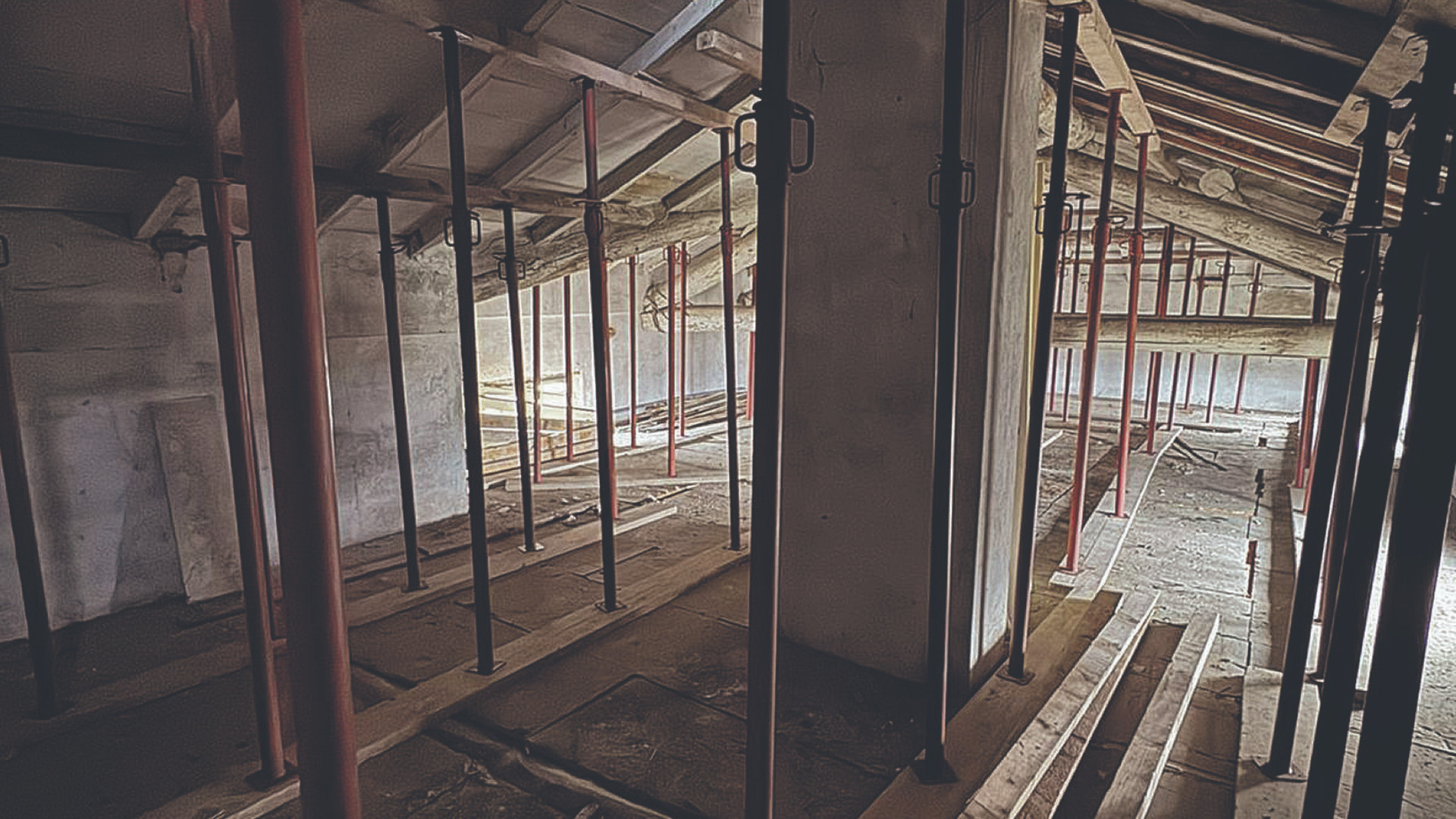 Le puntellature del sottotetto a sostegno delle strutture lignee di copertura