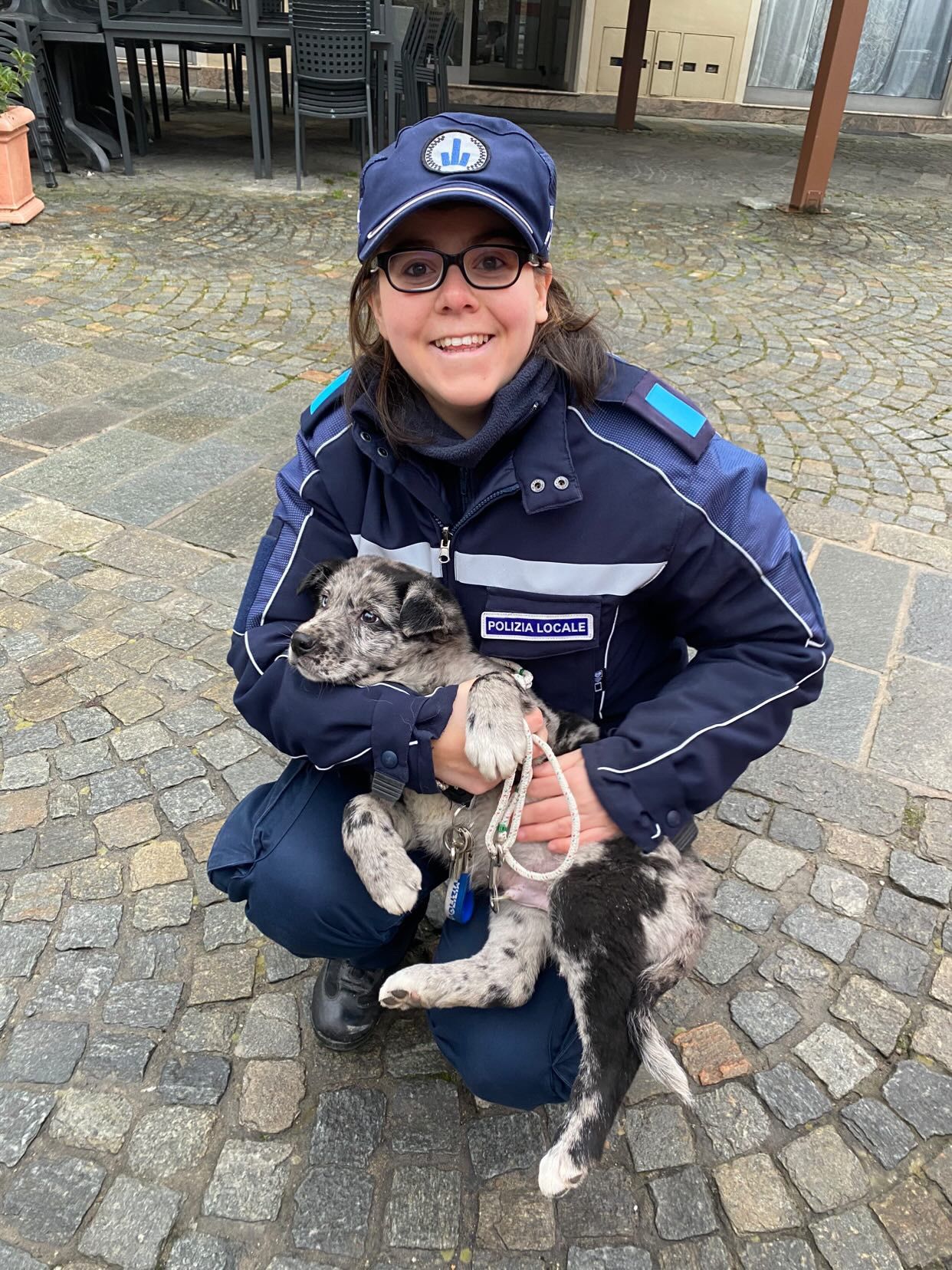 L'agente di polizia locale Valentina Nocera con il cucciolo