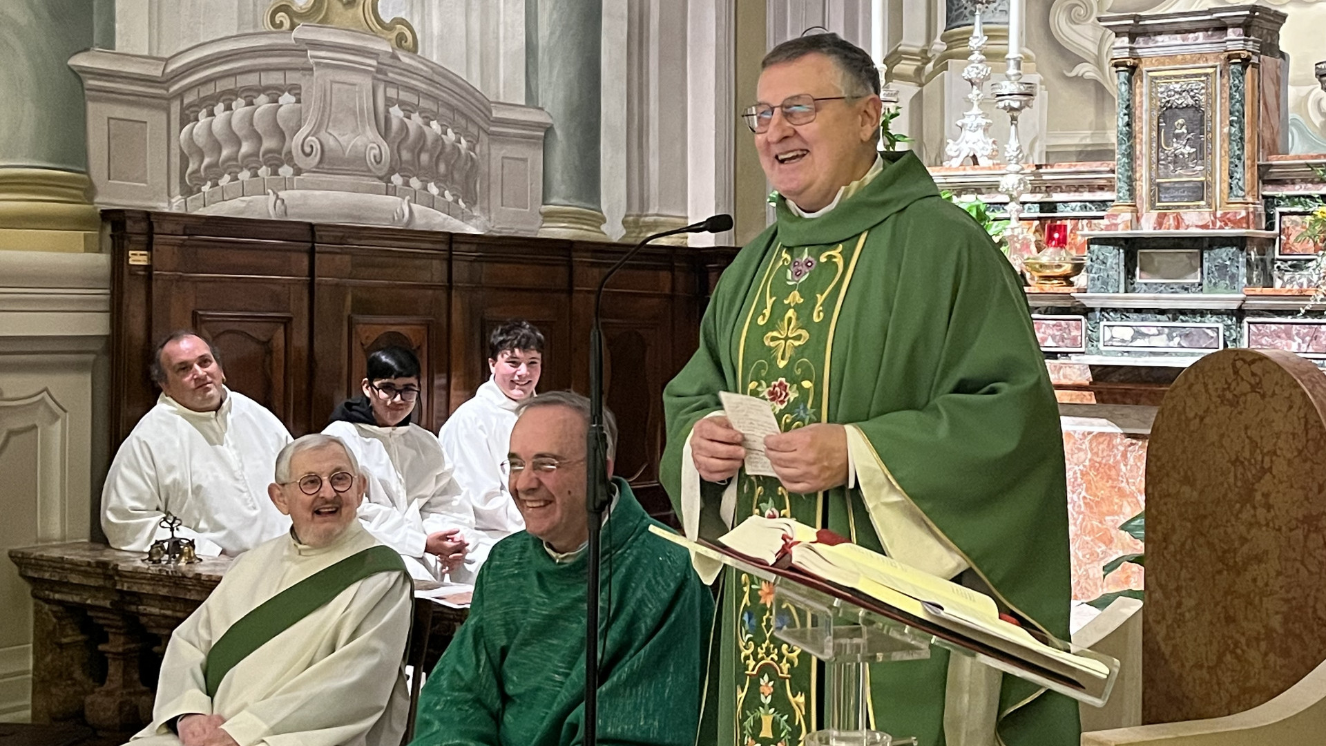 Don Mimmo Pascariello durante la sua prima messa a San Giorgio - © Libertà/Nadia Plucani
