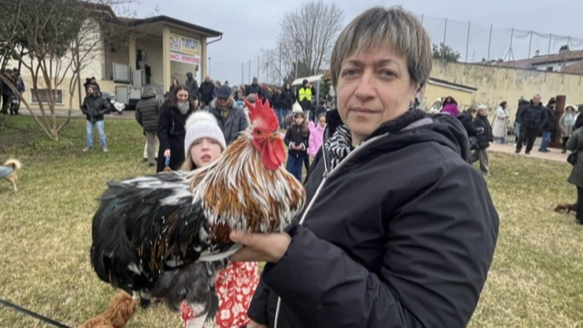 Silvia Oppizzi e il galletto Gianni alla sagra dedicata al patrono degli animali - © Libertà/Elisabetta Paraboschi
