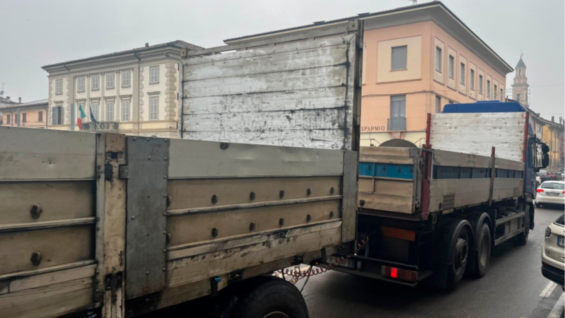 Un camion nel centro di Cortemaggiore - © Libertà/Paola Brianti