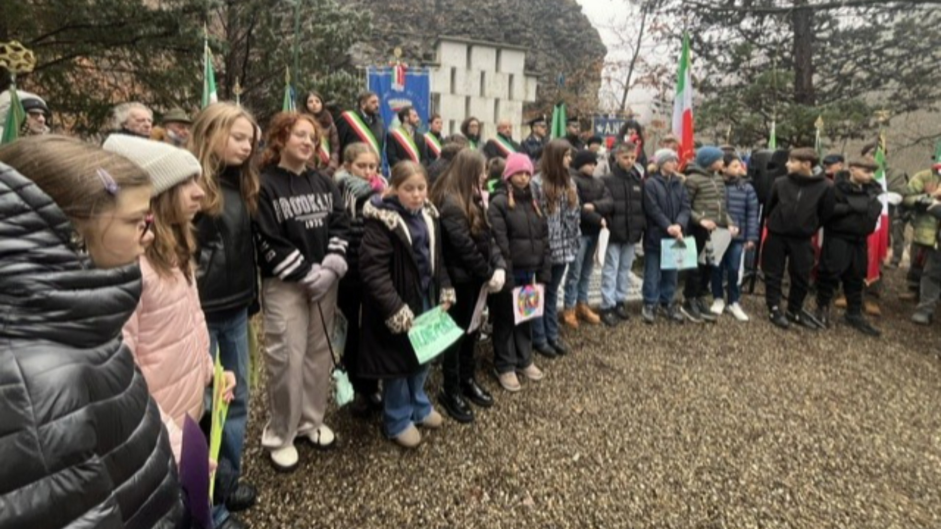 Gli studenti delle Medie di Bettola alla commemorazione a Rio Farnese - © Libertà/Elisabetta Paraboschi