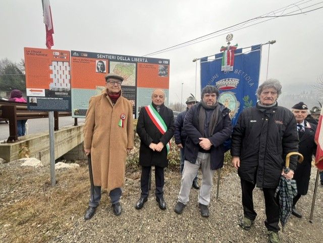 Le autorità di fronte al pannello per don Bottini (foto Paraboschi)