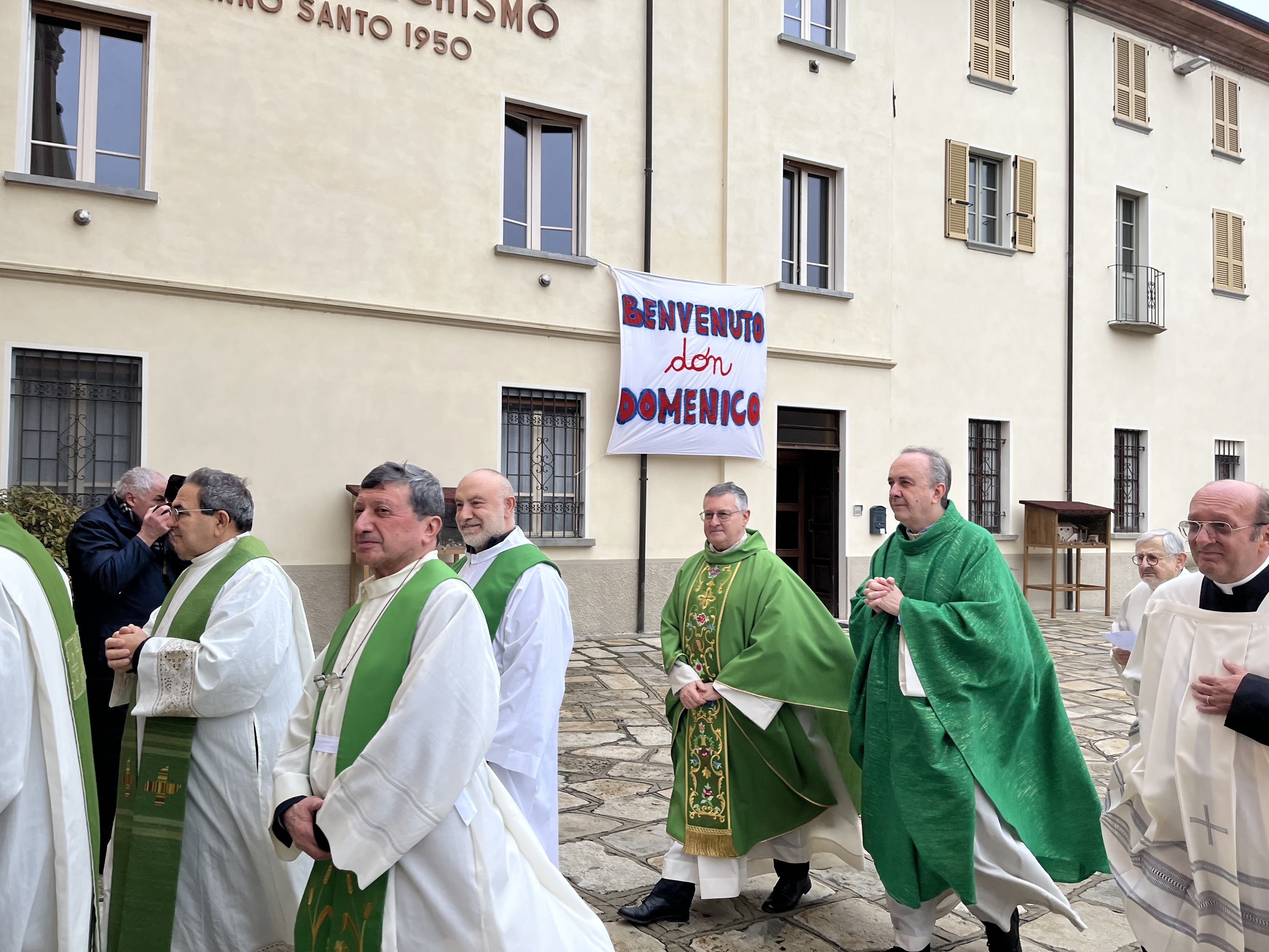 L'ingresso di don Pascariello accolto dagli striscioni: "Benvenuto don Domenico" (foto Plucani)