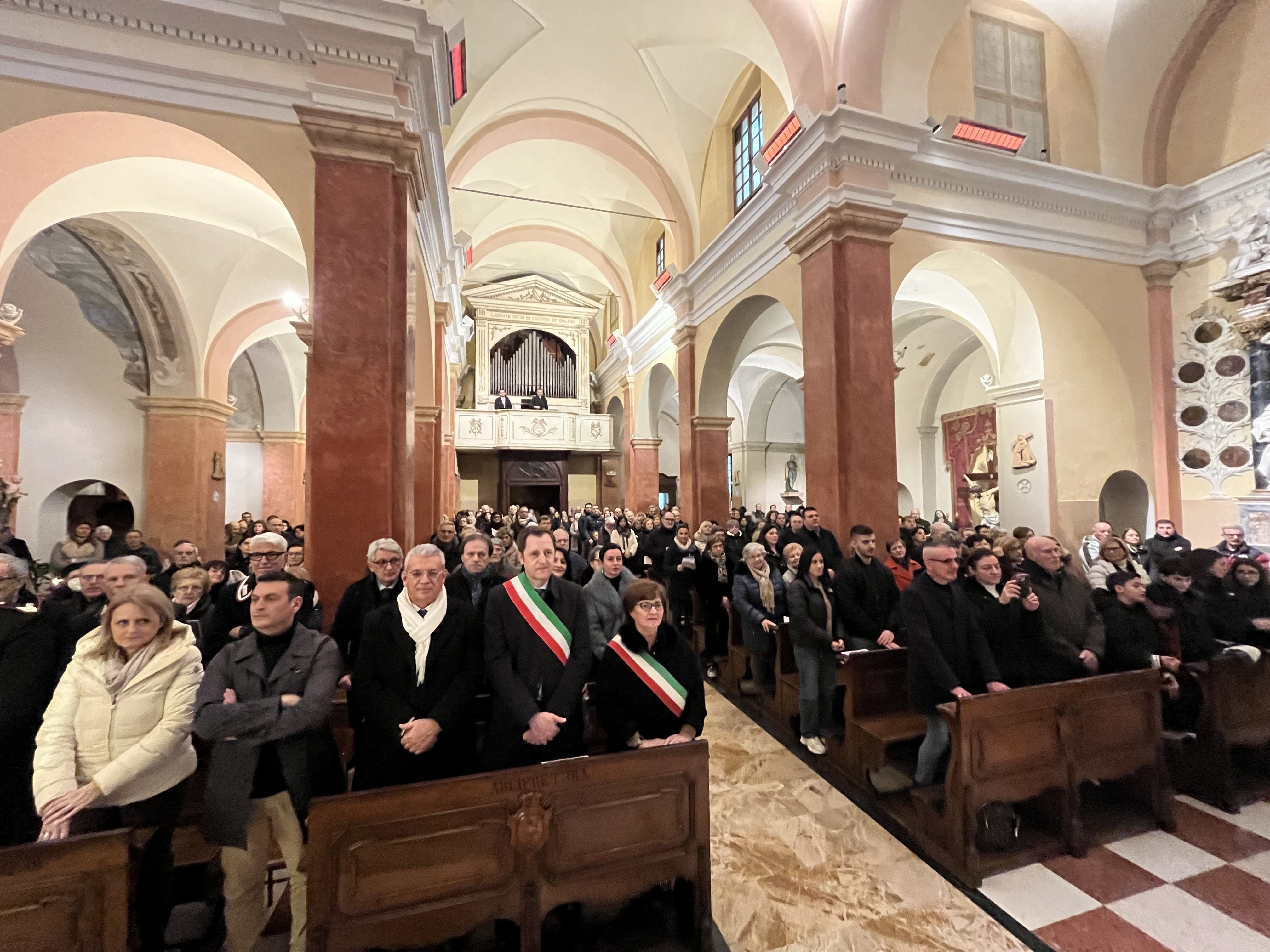 In tanti in chiesa per l'ingresso del nuovo parroco (foto Plucani)