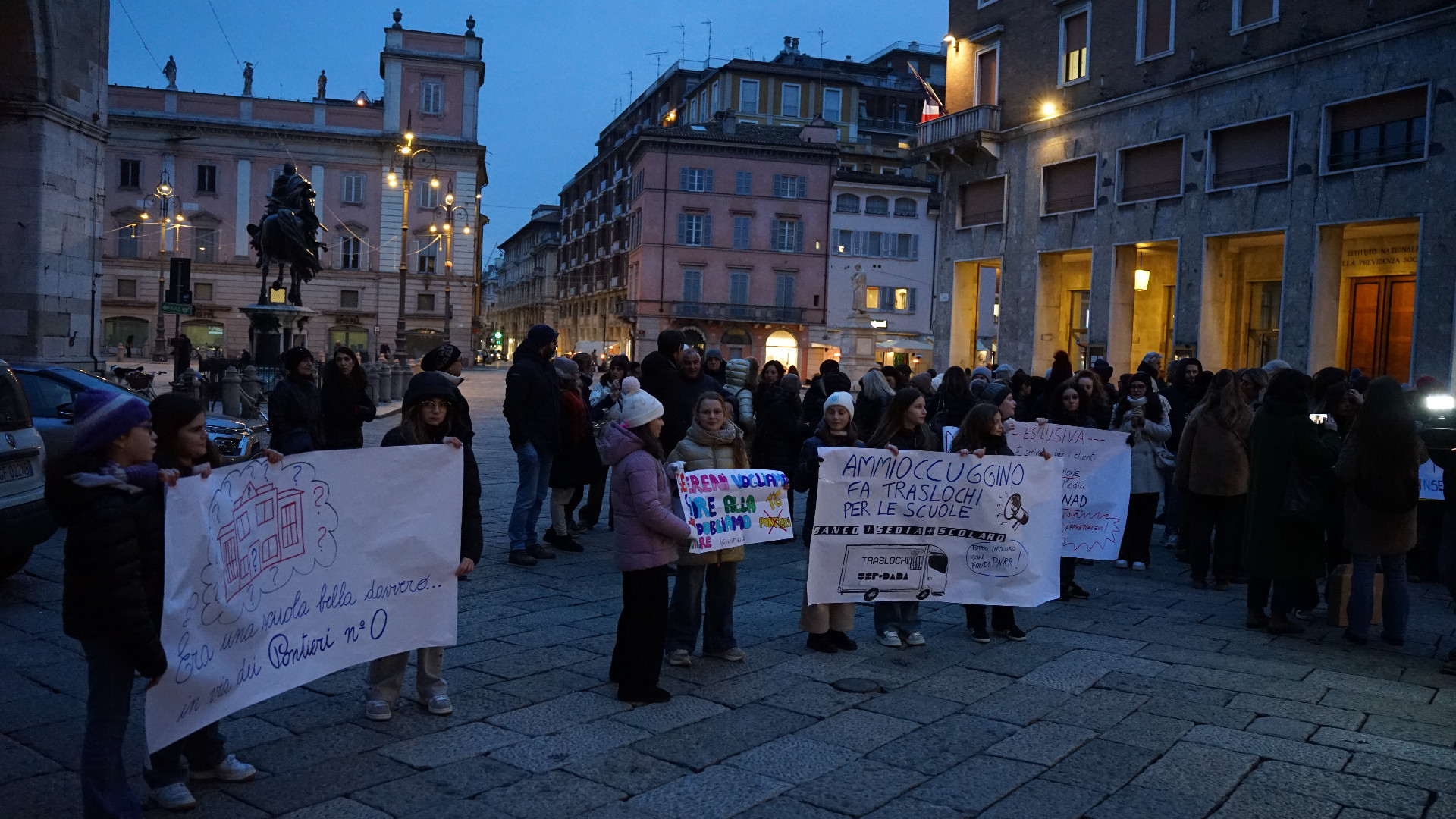Istituti comprensivi, madri e docenti vanno in piazza: «Noi traditi»