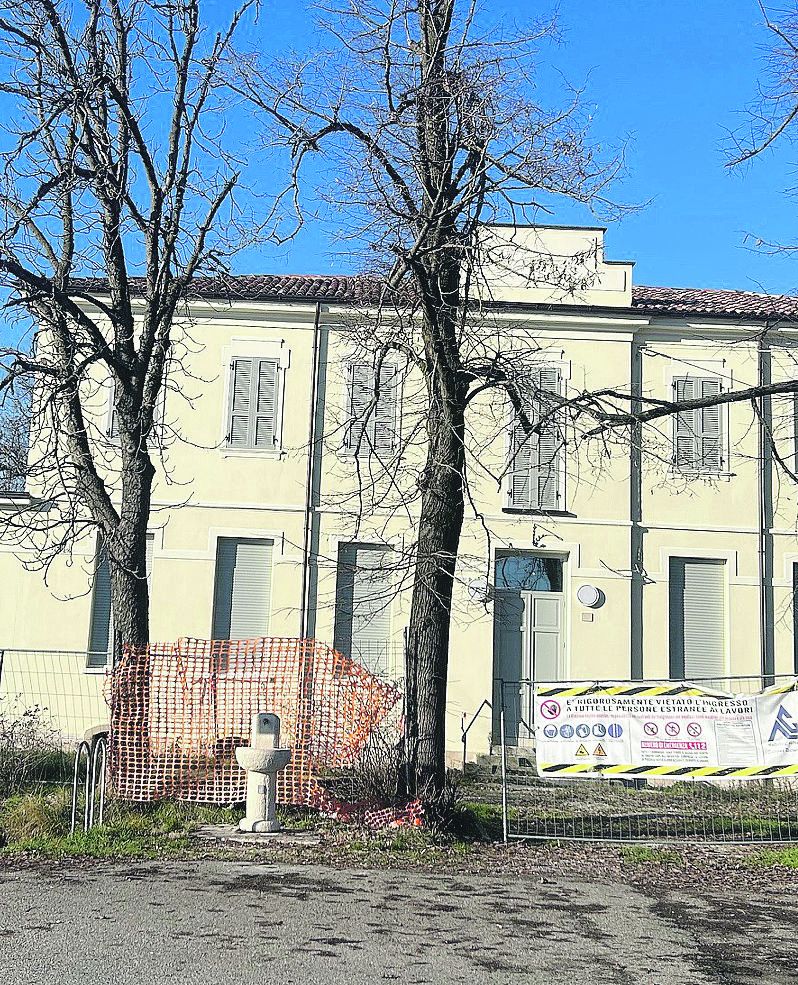 Ex scuole della frazione rurale di Baselicaduce - Cantiere finito per fabbricato centrale, lavori da assegnare per la futura ciclo-officina