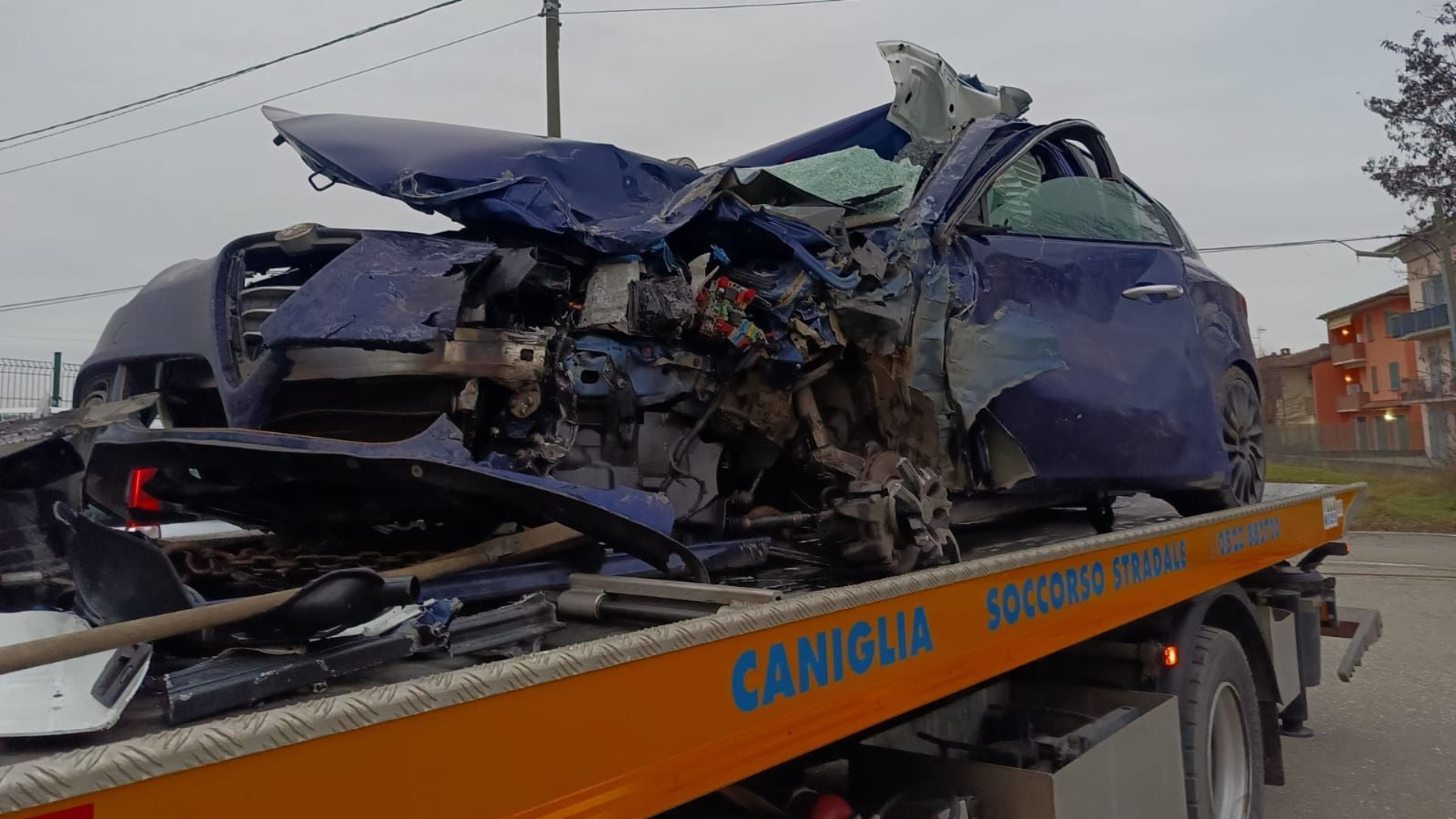 Scontro con un camion sul cavalcavia, grave automobilista
