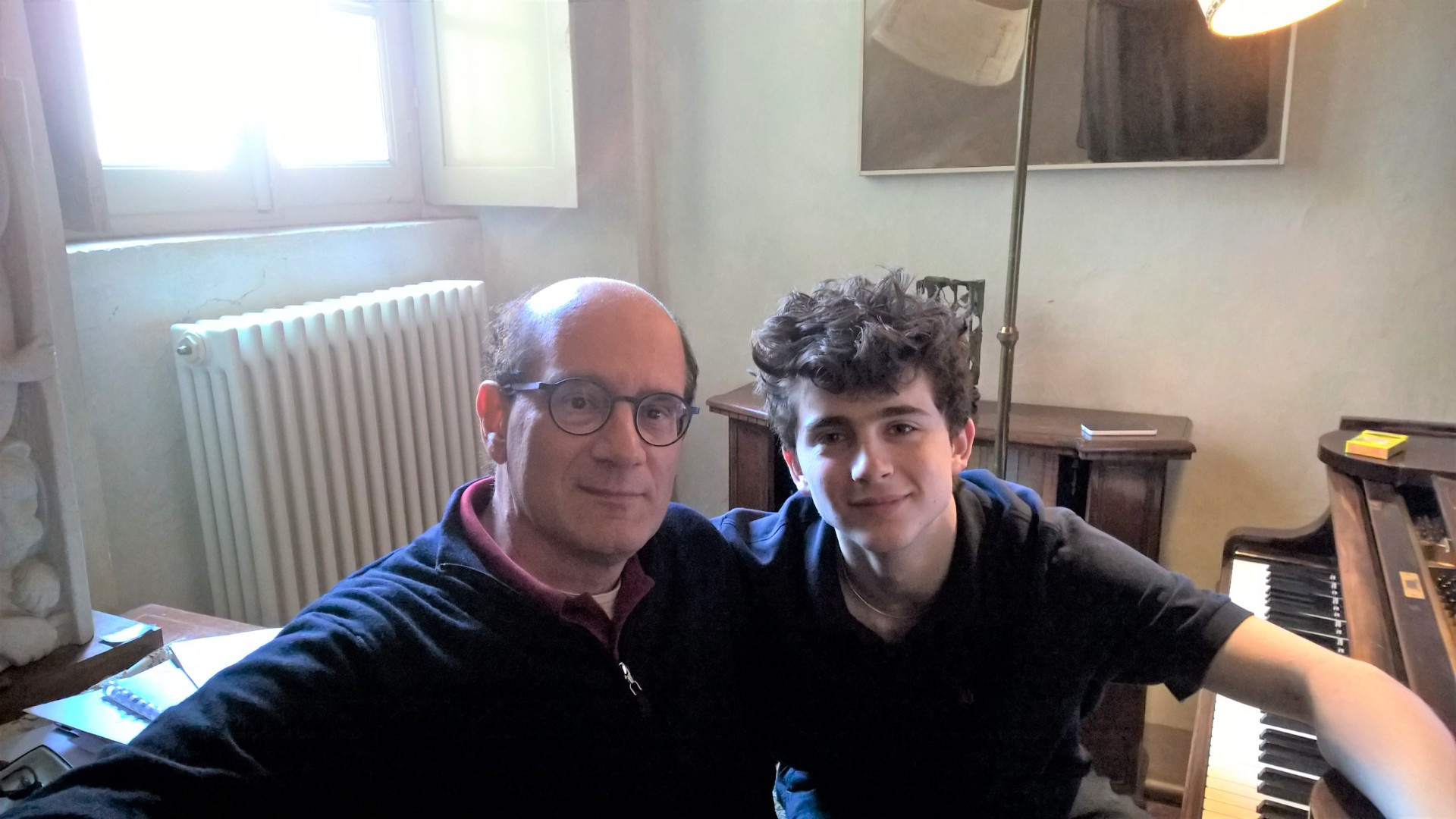 Roberto Solci con Timothée Chalamet durante una pausa nelle lezioni di piano