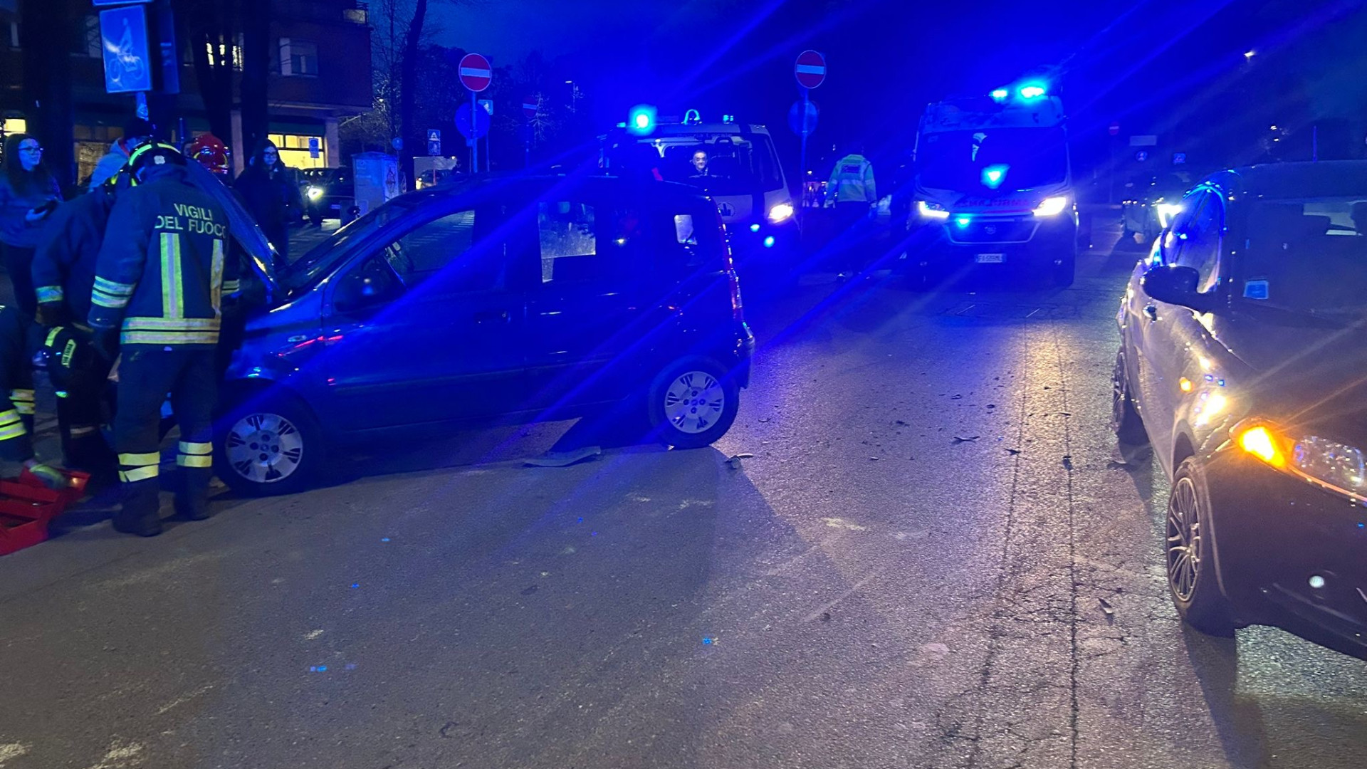 L'auto si ribalta, paura a piazzale Milano