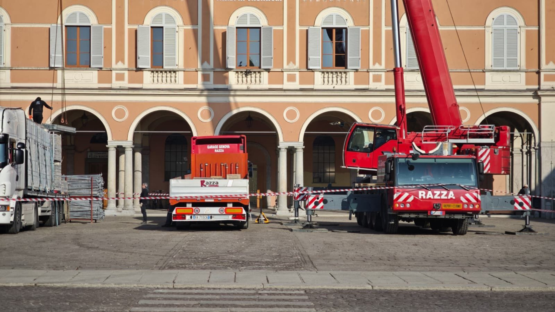 Gru in piazza XX Settembre, rimossa l'impalcatura dei lavori al palazzo uffici