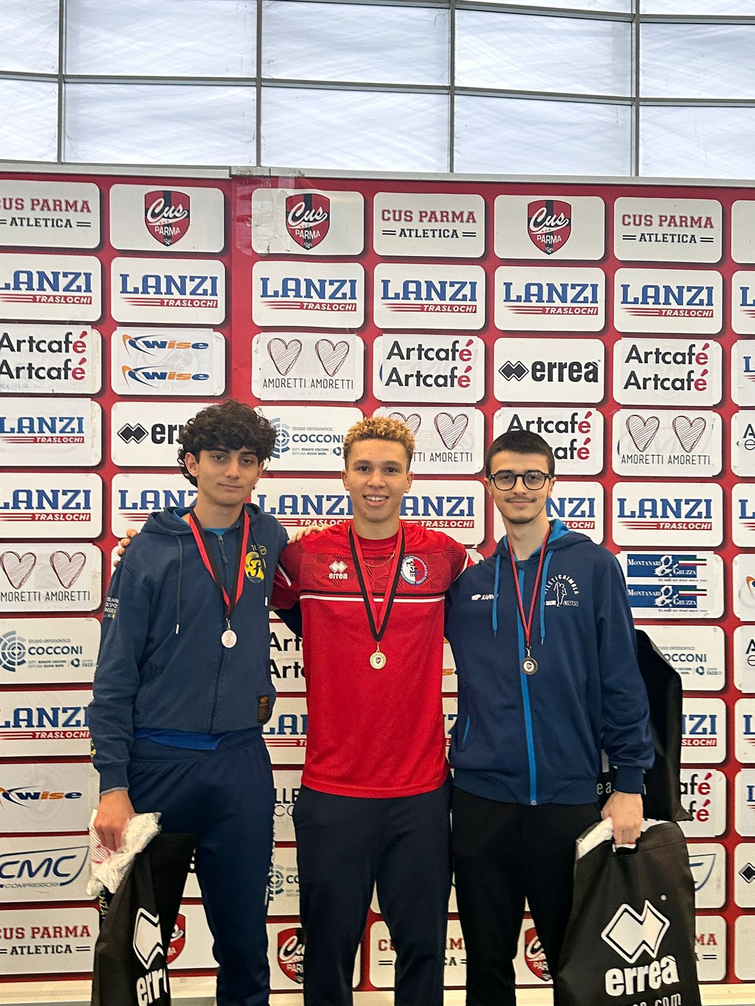 Bryan sul podio con la medaglia d'oro al collo