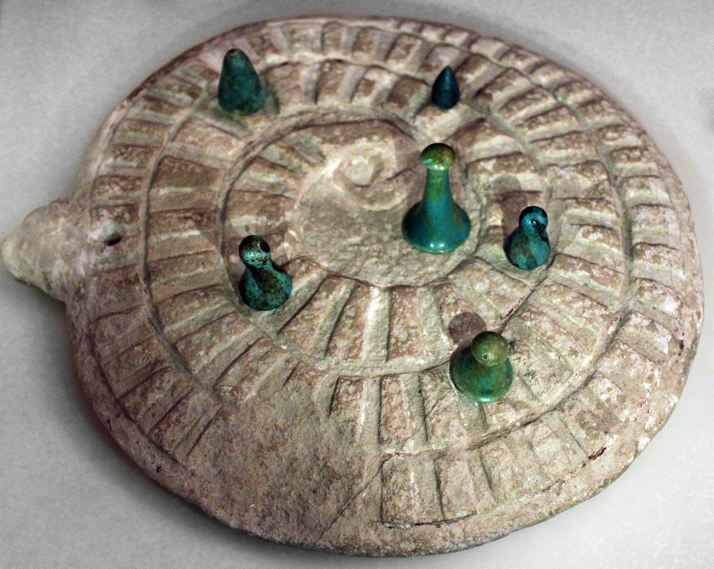 Il "tabellone" del gioco di Mehen