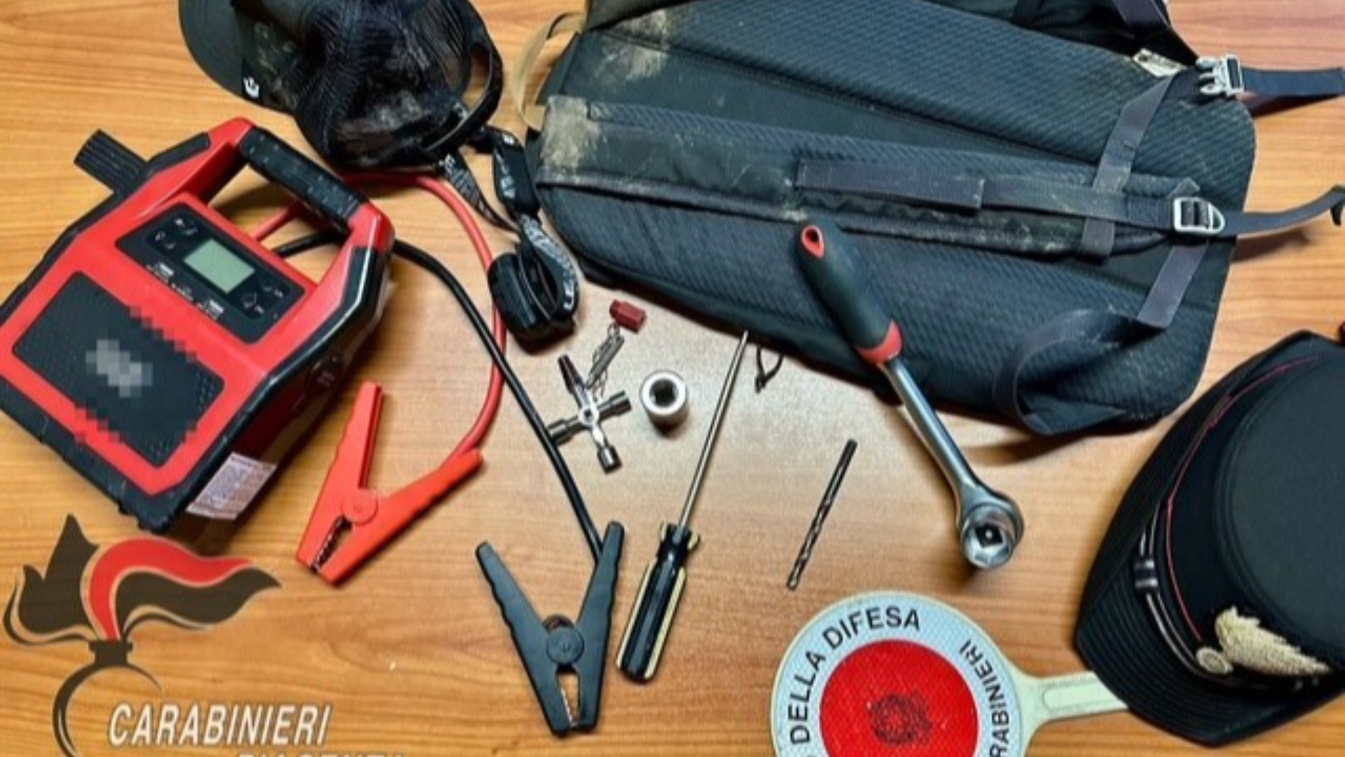 Cerca di rubare un trattore, preso dai carabinieri