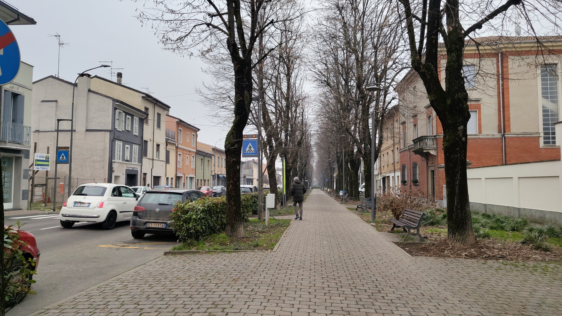 In salotto si trova davanti due incappucciati