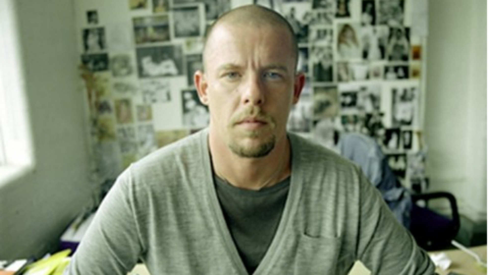 Alexander McQueen nel suo studio
