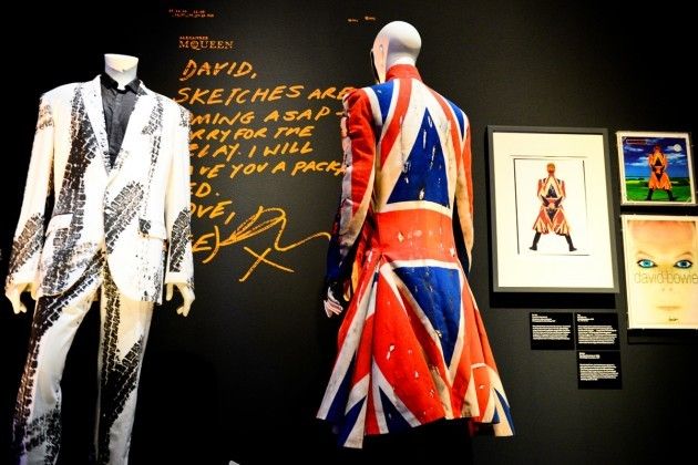 Il celebre Union Jack Coat indossato da David Bowie e immortalato sulla copertina di "Earthling" (1997)