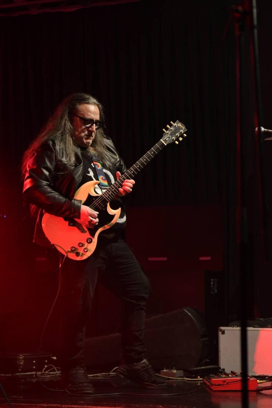 Gabriele Finotti sul palco con la sua chitarra elettrica