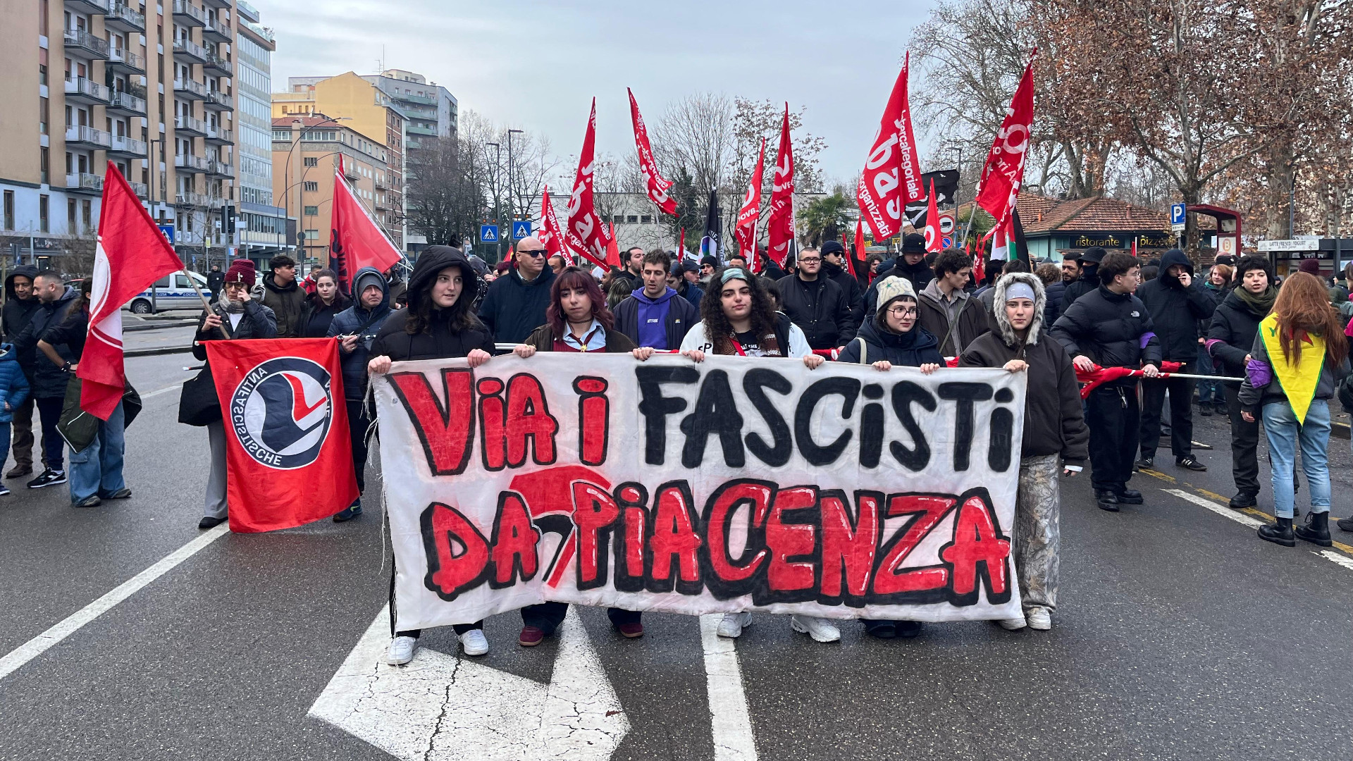 “Via i fascisti da Piacenza”. Il corteo contro la remigrazione