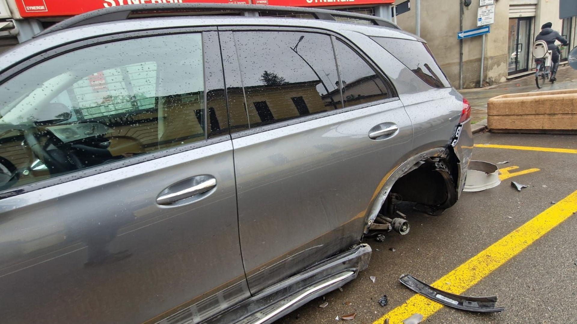 Schianto sullo stradone Farnese, cinque auto danneggiate