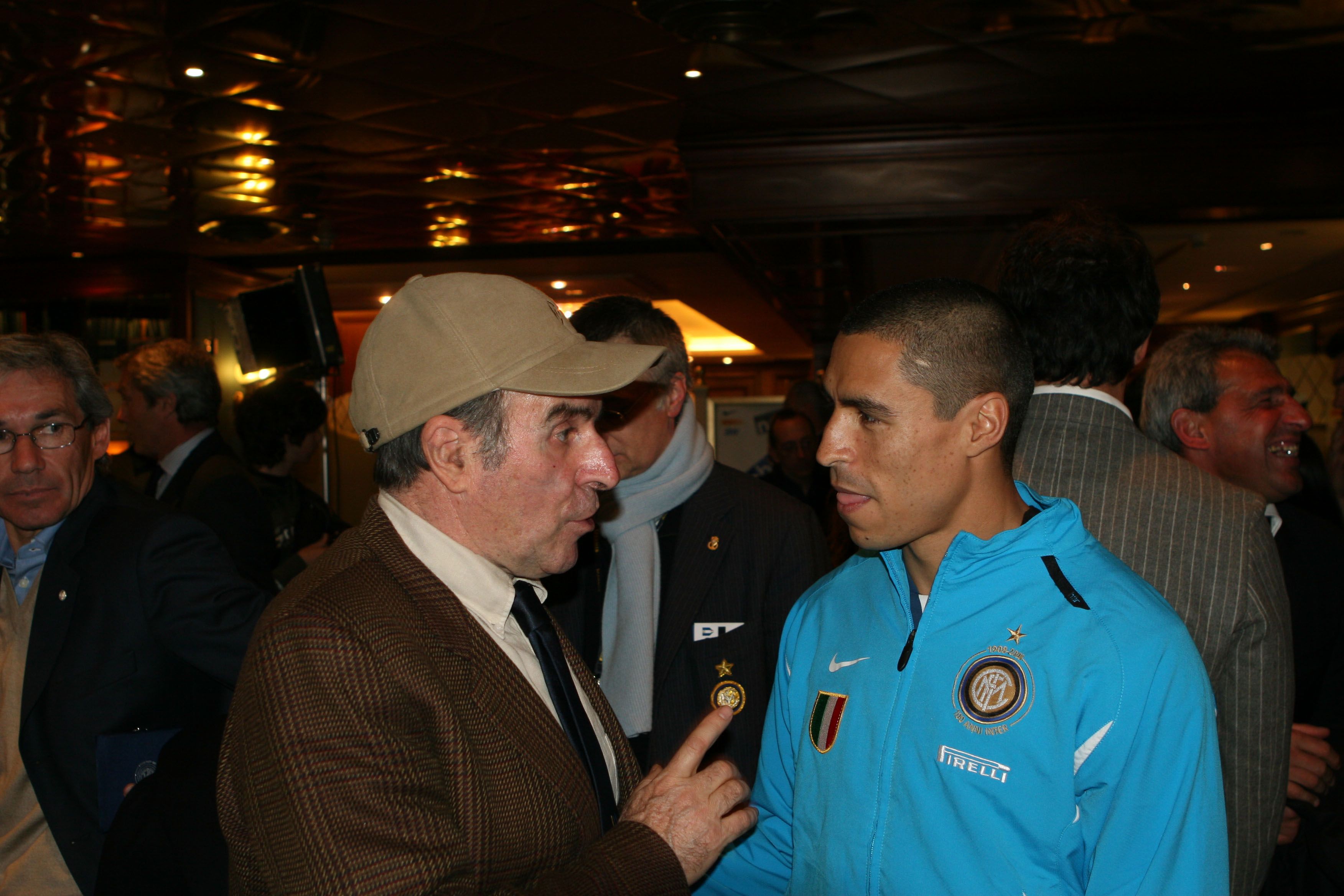 Caje Cella al centenario dell'Inter assieme al giocatore Cordoba. A sinistra si riconosce Beppe Baresi e a destra Salvatore Bagni