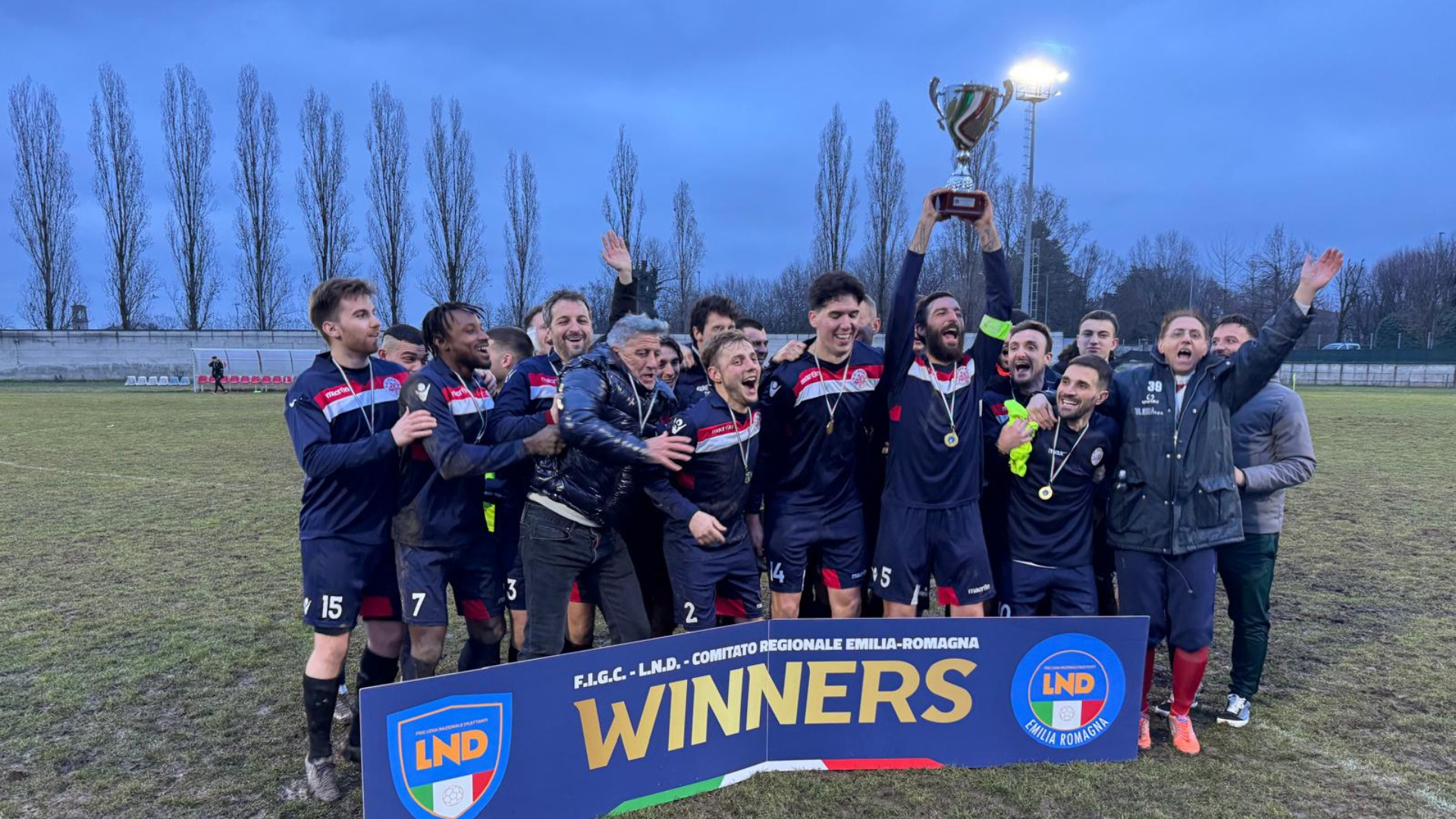 Il Vigolo alza la Coppa Coni