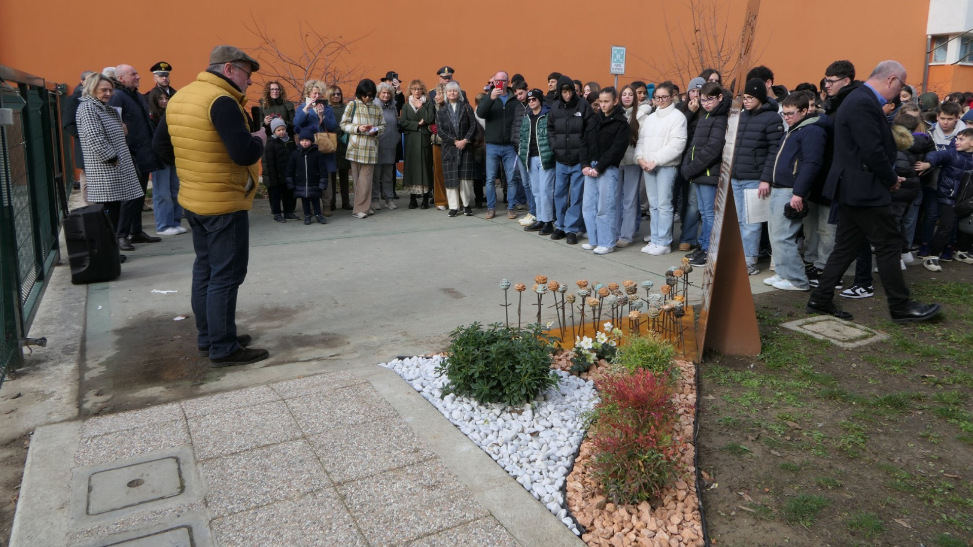 Fiori di ceramica, a Castel San Giovanni inaugurato il "Giardino di Tina"