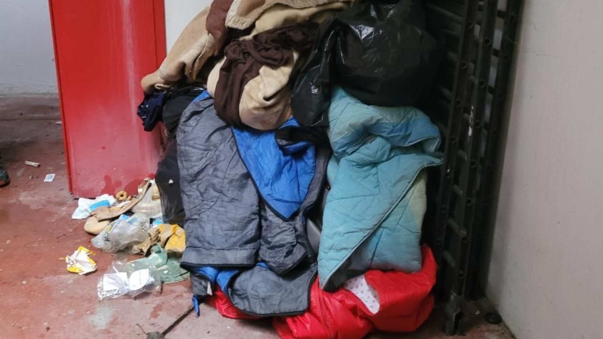 Cavallerizza, non solo degrado e rifiuti: «Minacciata due volte davanti a casa»