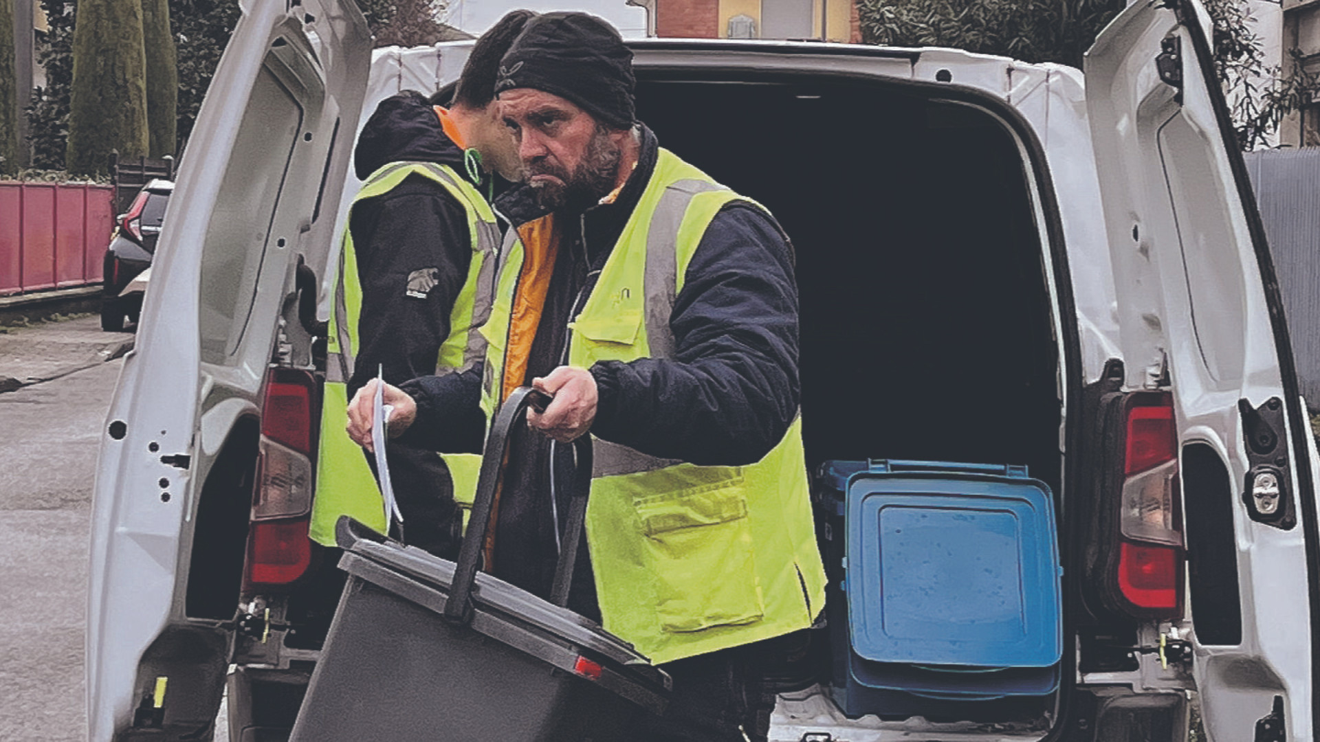 La raccolta dei rifiuti vista da chi ci lavora, «Tra fatica e insulti»