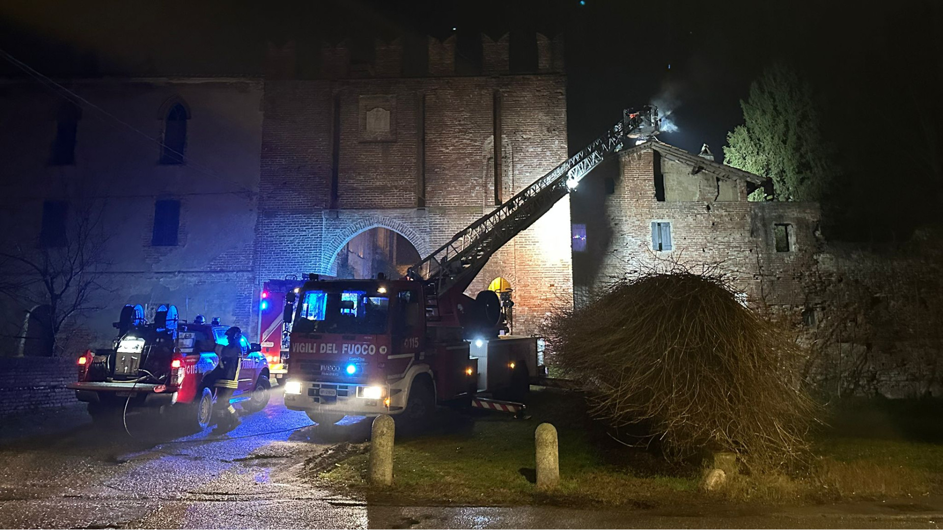 Tetto in fiamme nel borgo del castello di Sarmato, arrivano i vigili del fuoco