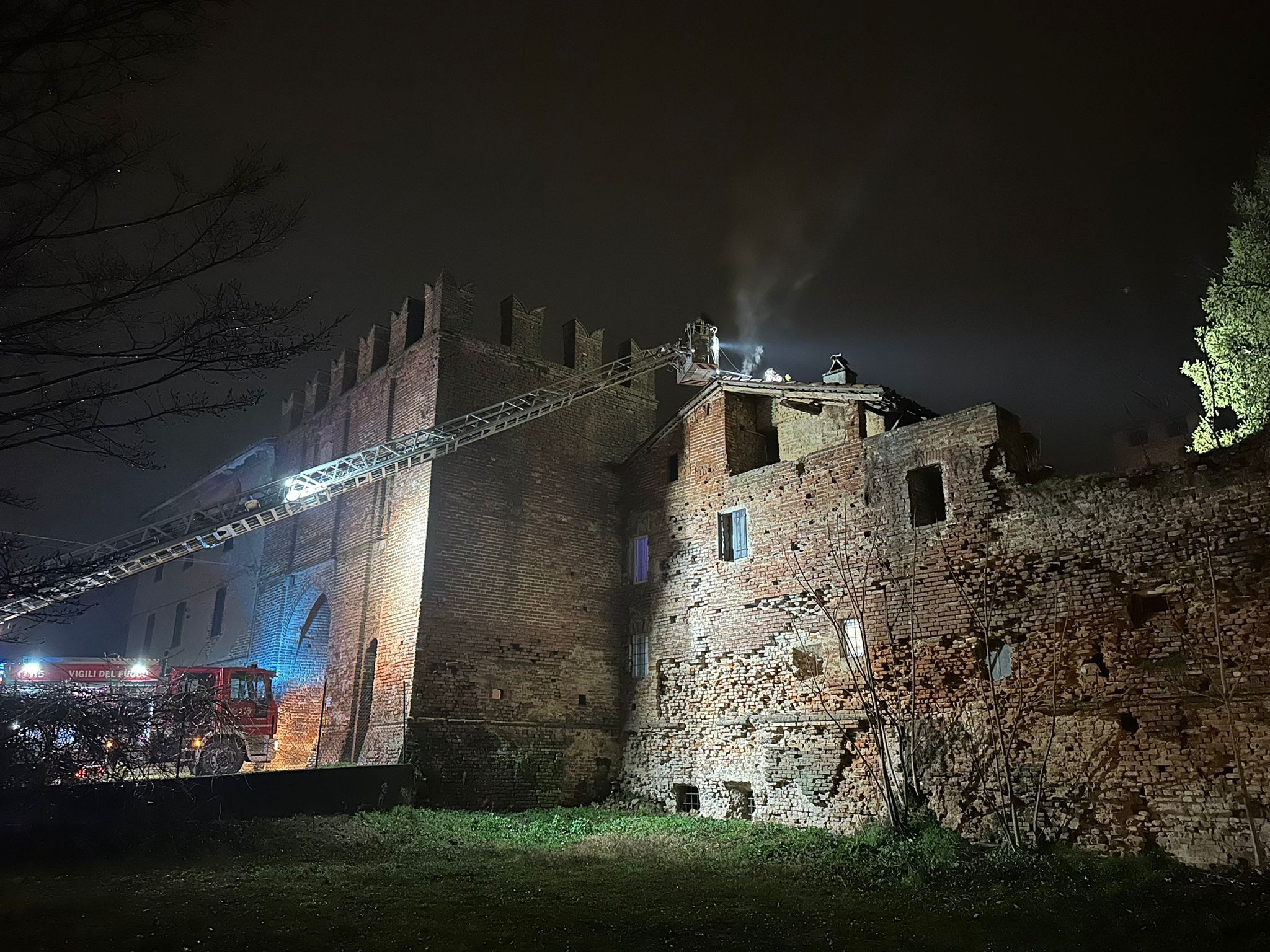 I vigili con l'autoscala per raggiungere il tetto in fiamme a Sarmato