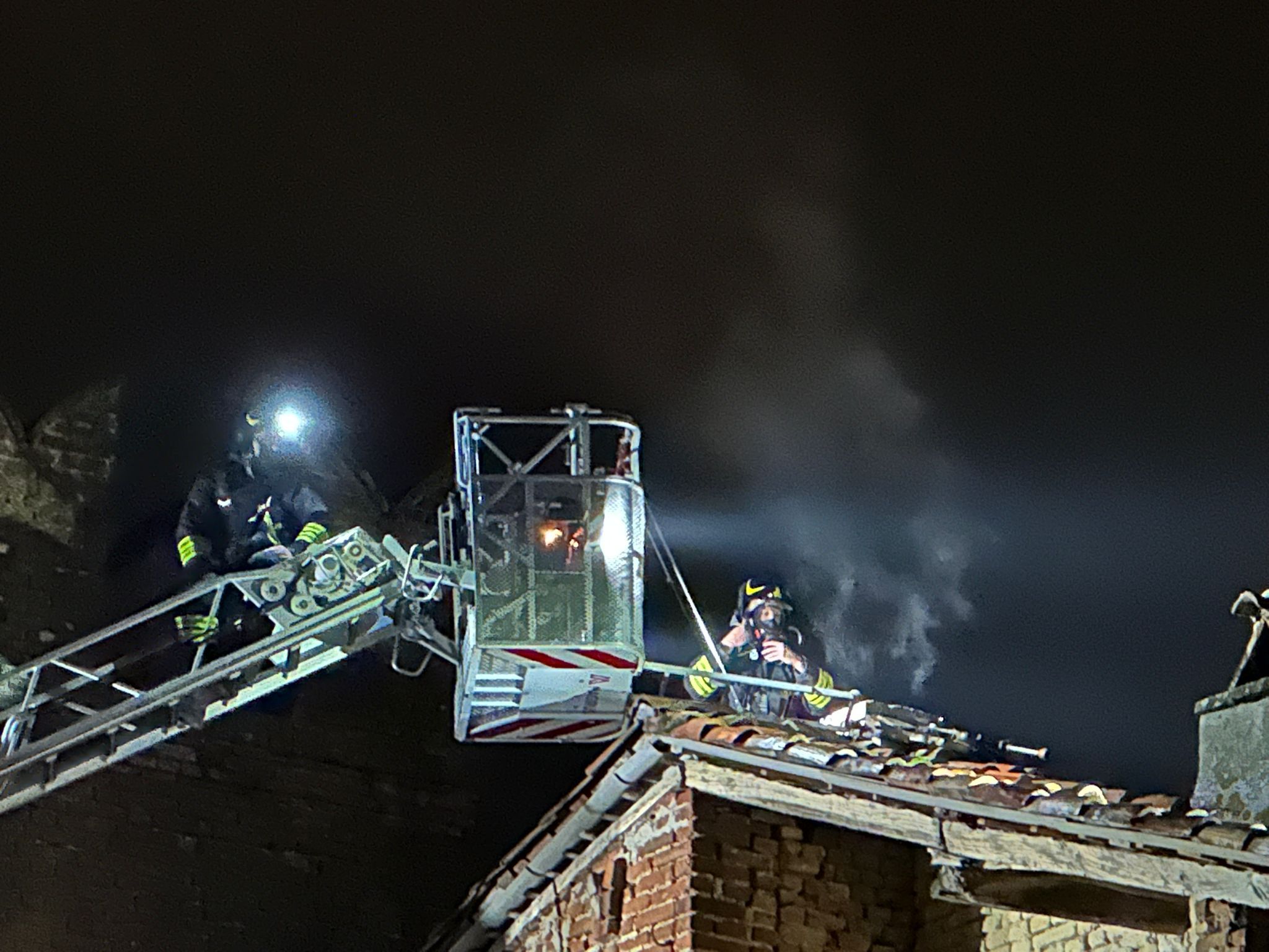 I pompieri in azione sul tetto