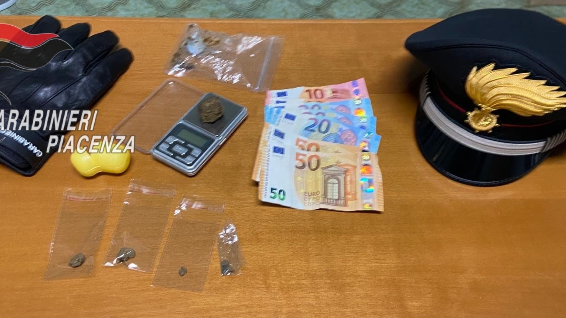 Fermato dai carabinieri un 21enne con droga pronta per lo spaccio