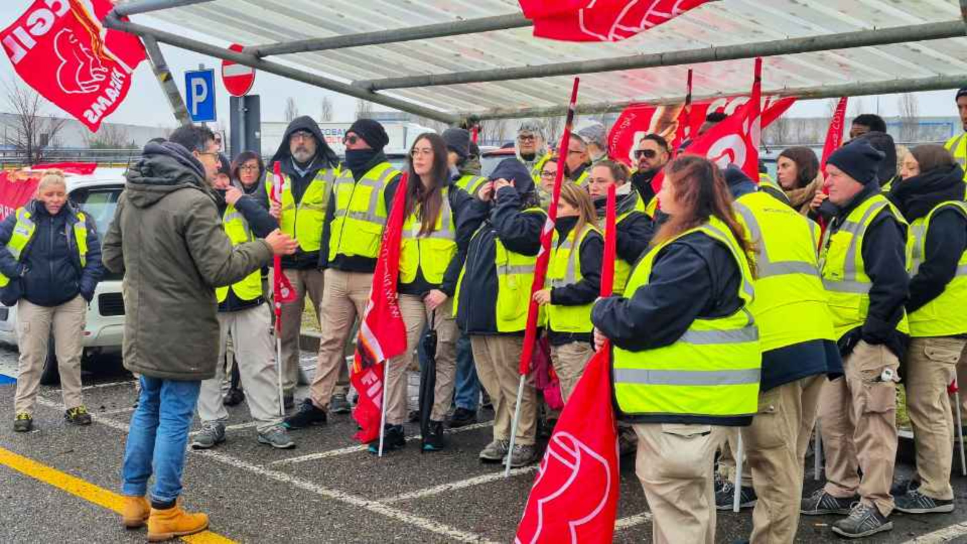 Castel San Giovanni, 70 lavoratori di Sicuritalia in sciopero davanti ad Amazon: «Inaccettabili i 14 esuberi»