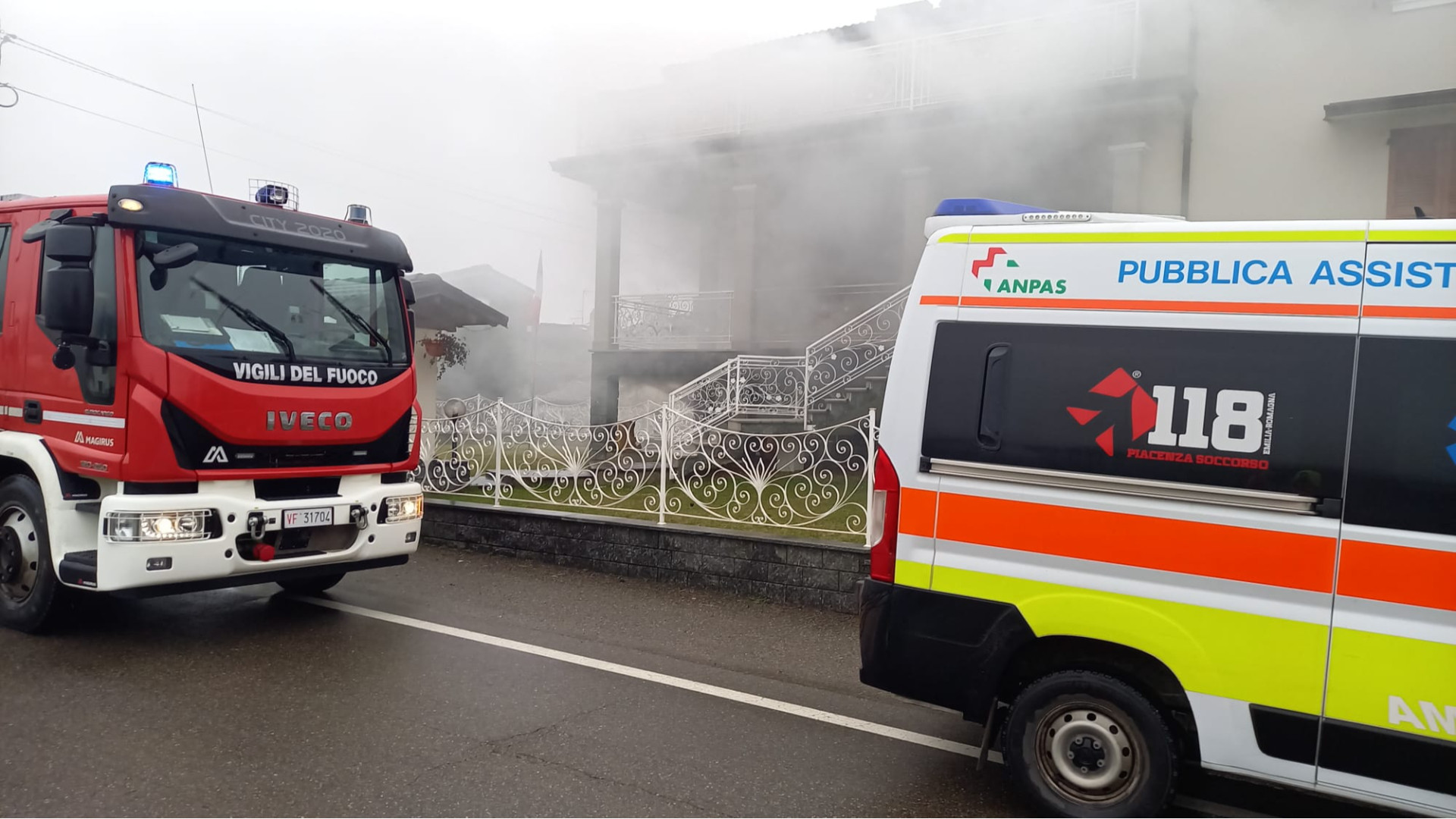 Pontedellolio, va a fuoco la taverna di una villa (Video)