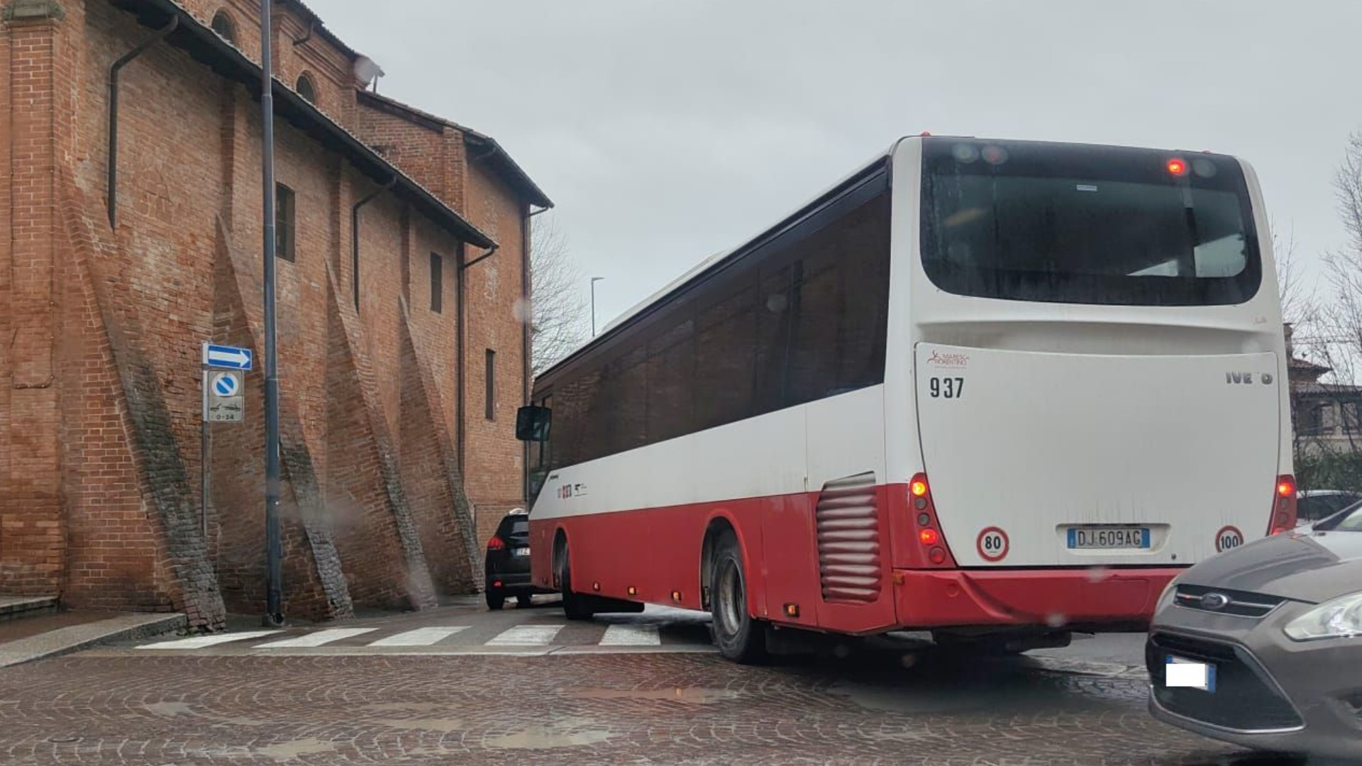 Parcheggio selvaggio, bus costretti a manovre difficoltose