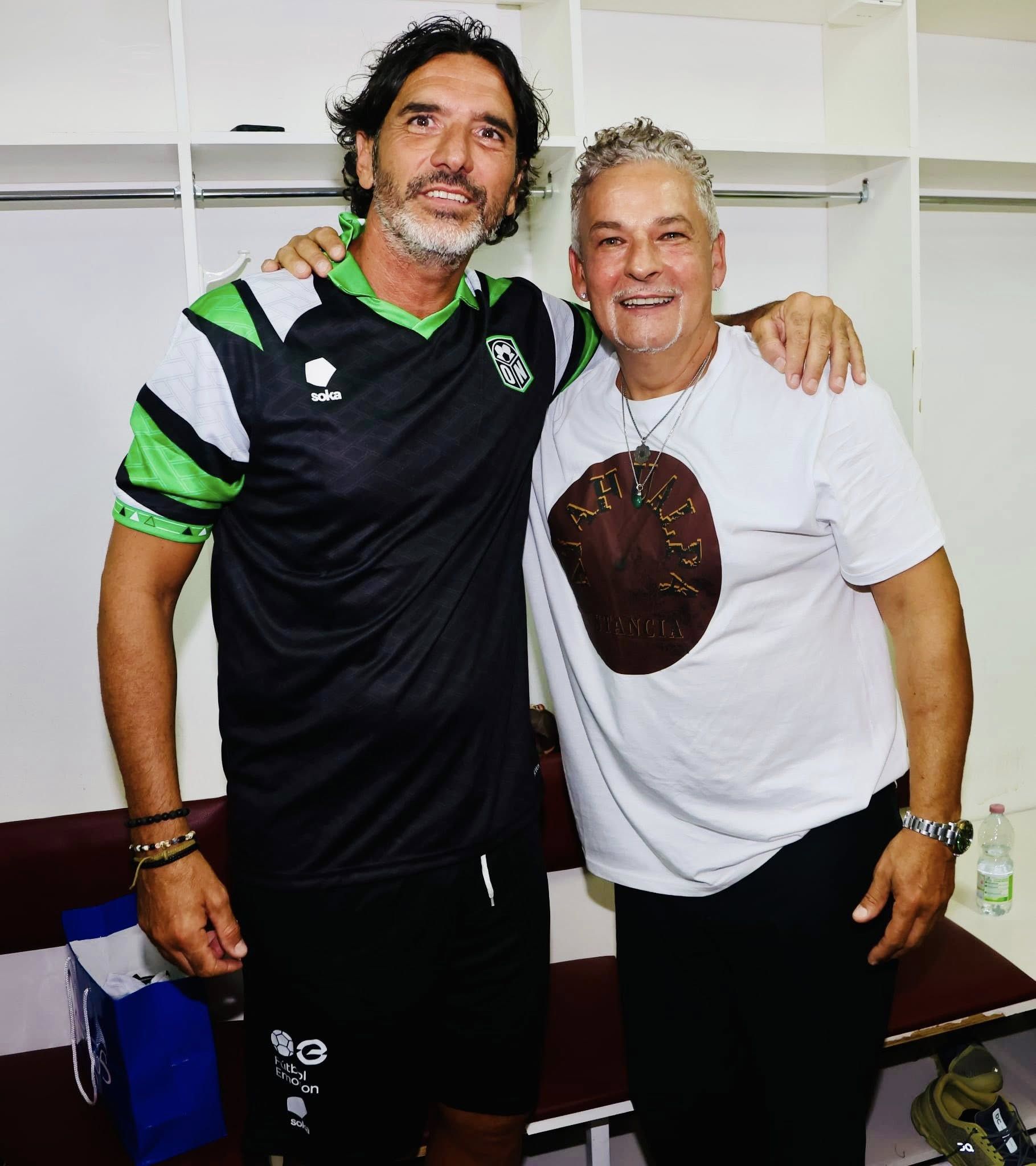 Alessandro Lucarelli con Roberto Baggio in una recente partita tra vecchie glorie