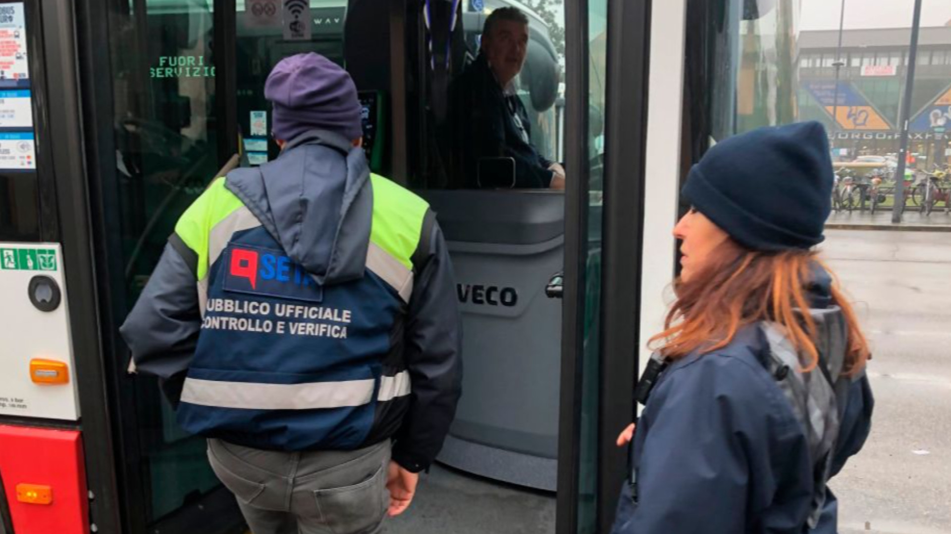 Biglietto pagato con il bancomat di un amico: multa di 77 euro