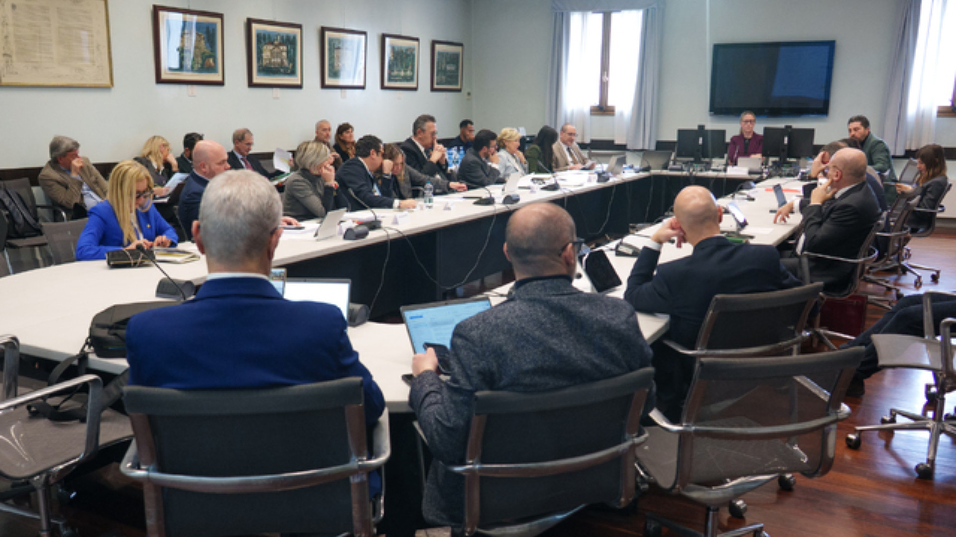 CRV - Illustrato pdl su demanio lacuale; presa d'atto Rend su Piano regionale gestione rifiuti