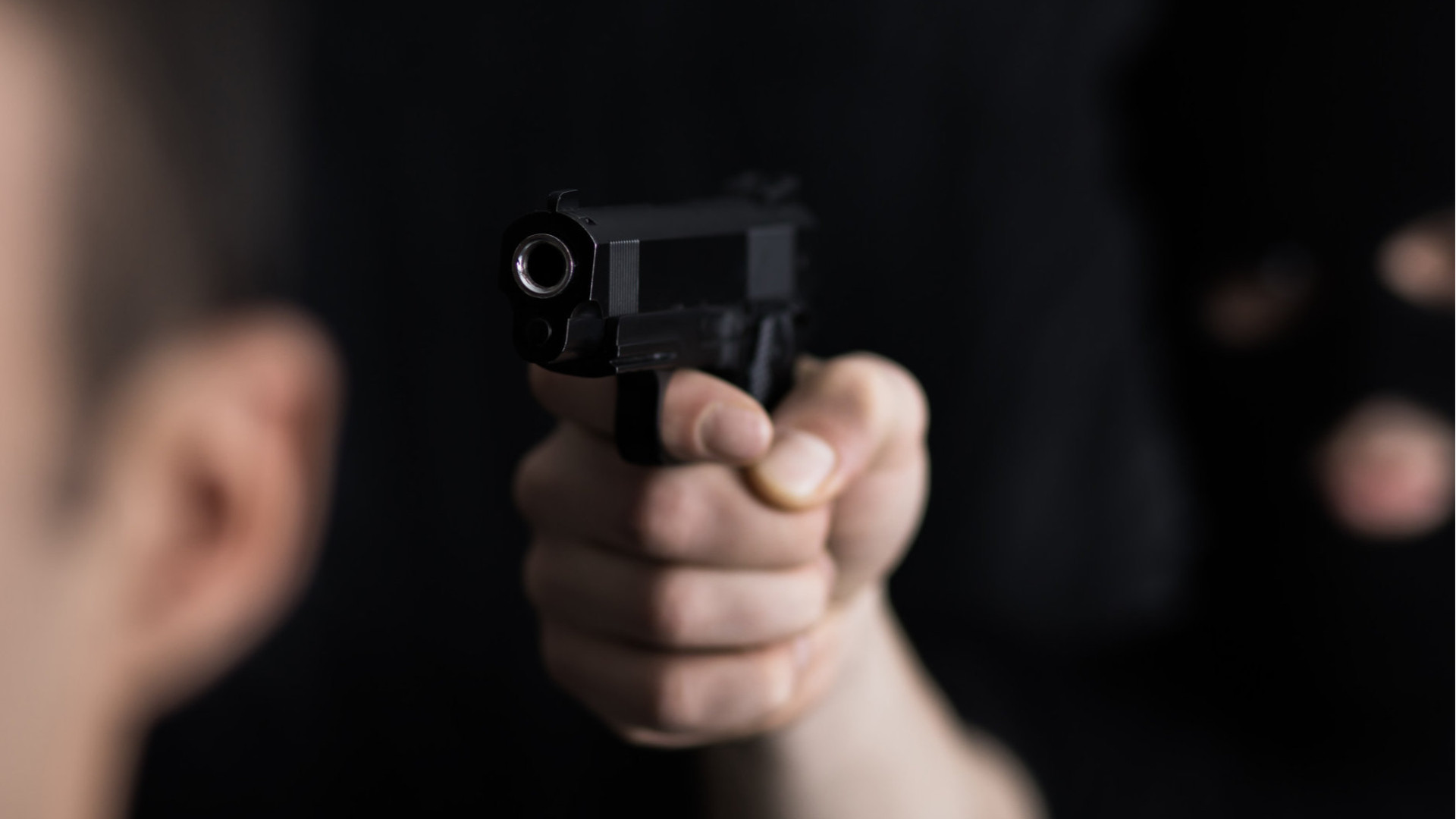 Pistola in bocca al padrone di casa: «Apri la cassaforte»