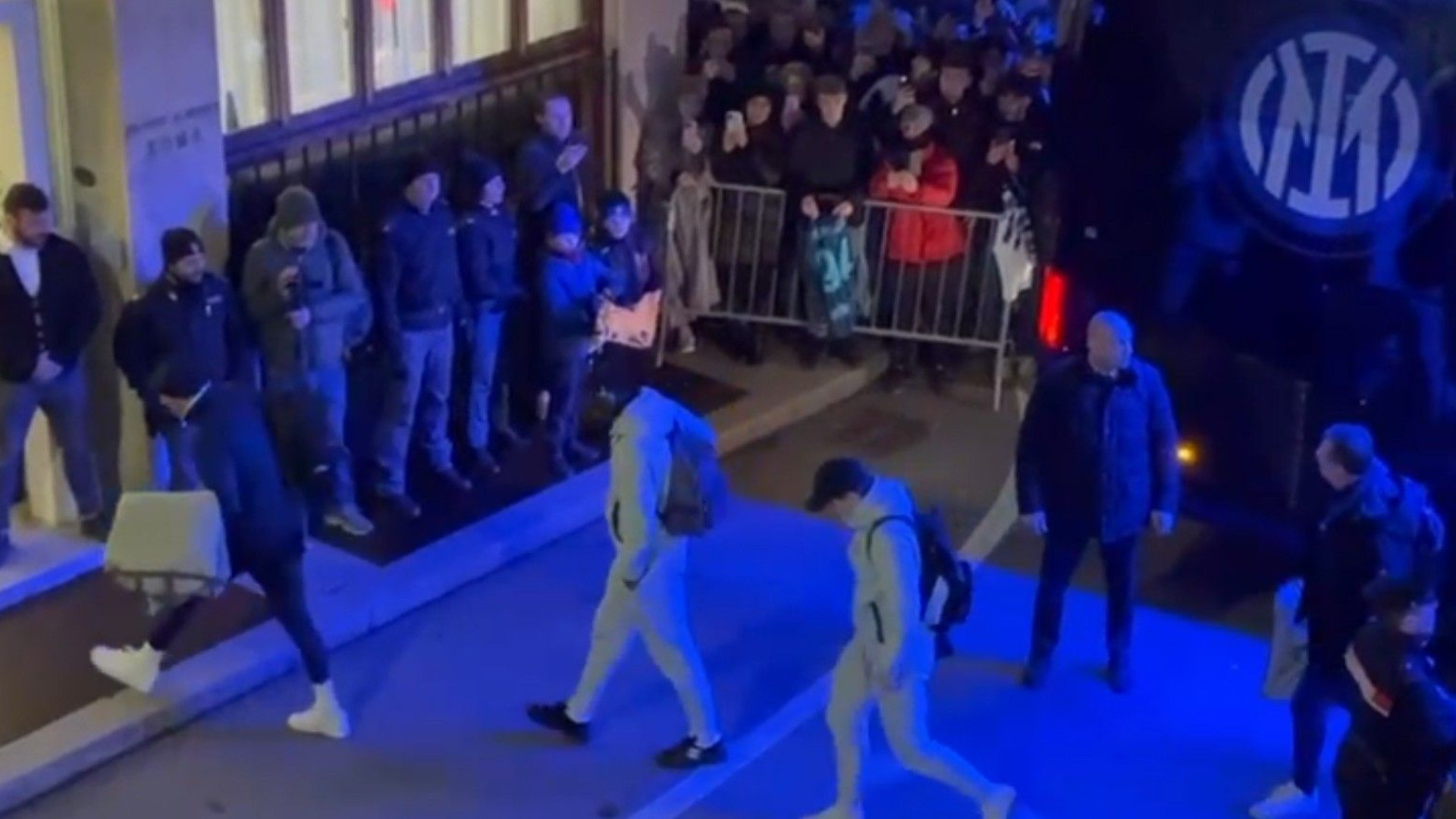 Tifosi in festa per l'arrivo dell'Inter a Piacenza (VIDEO)