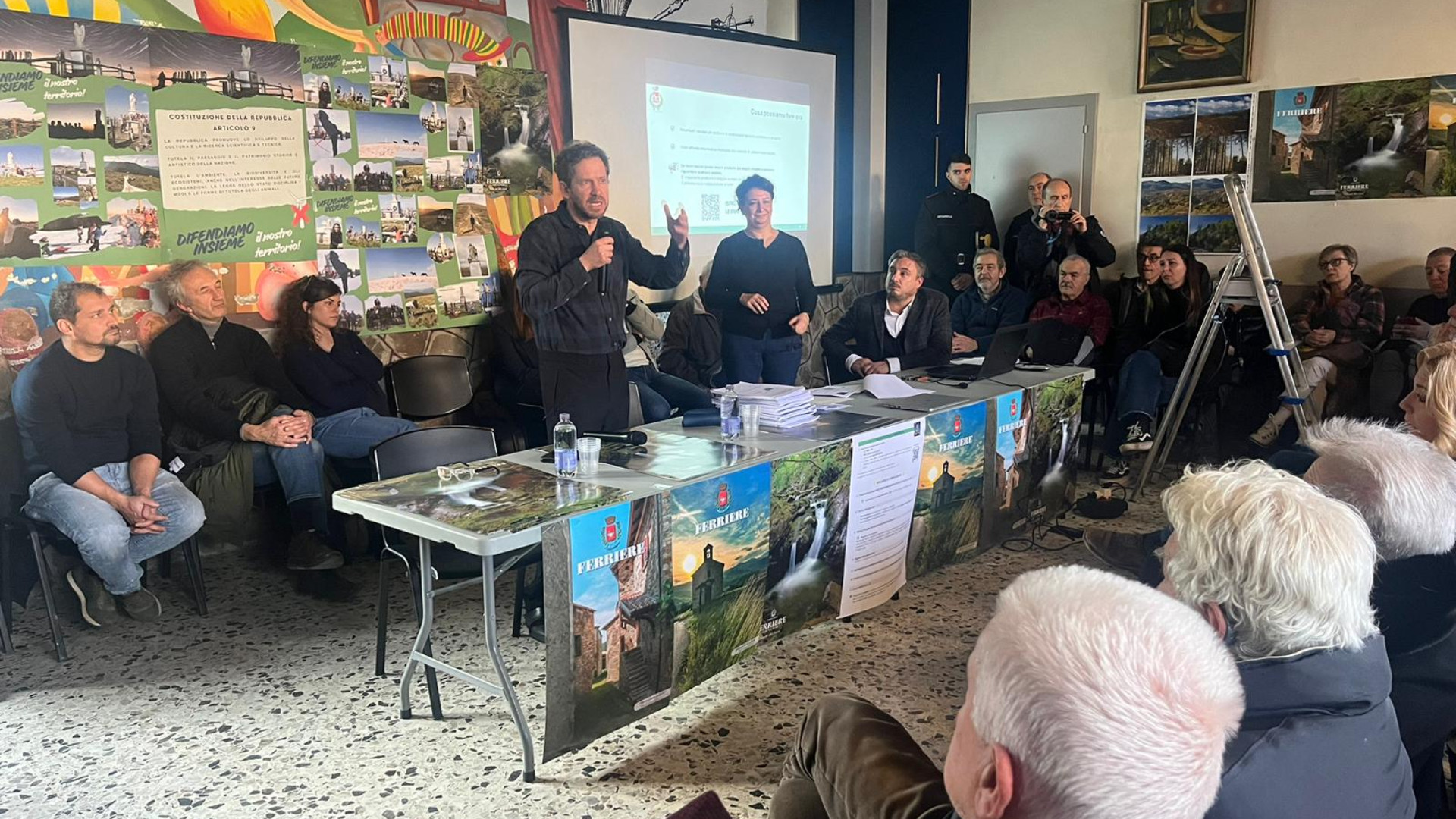 Folla a Ferriere per dire no al parco eolico. C’è anche il ministro Foti