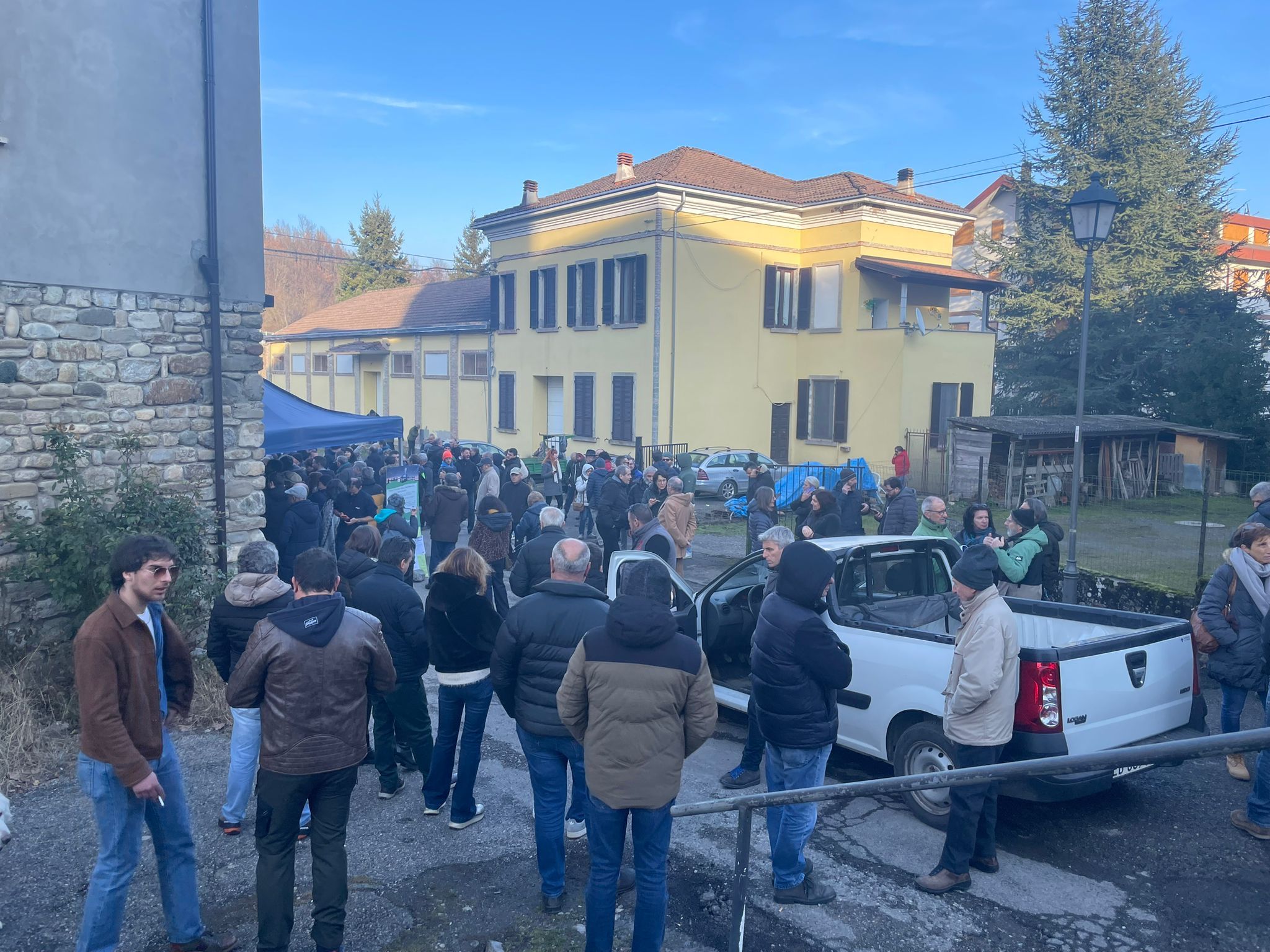 Il piazzale "occupato" a Ferriere